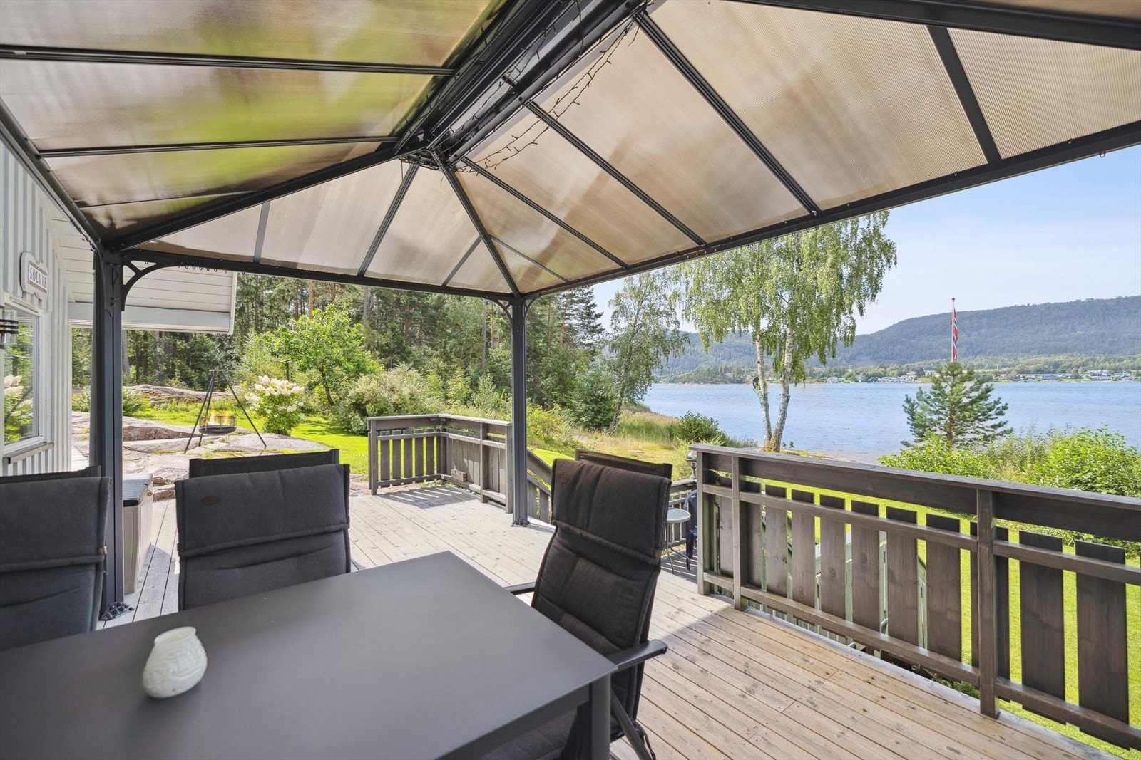Perfekt uteplass for å nyte solrike dager, lune kvelder og utsikten mot den vakre tomten. Galleribilde