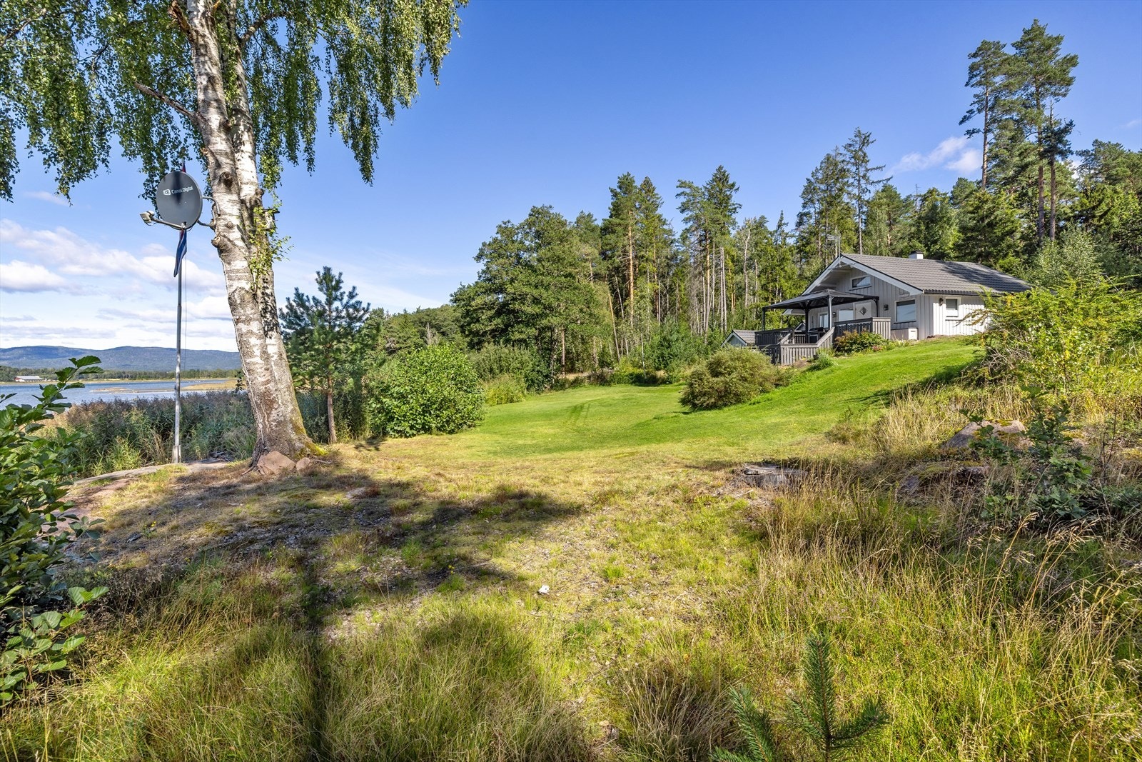 Stor og innbydende plen som innbyr til lek, ballspill og hyggelige sammenkomster på sommerdager. Galleribilde