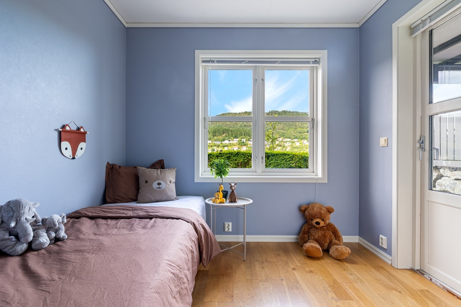 Soverom 3 har utgang til den overbygde terrassen og hagen Galleribilde