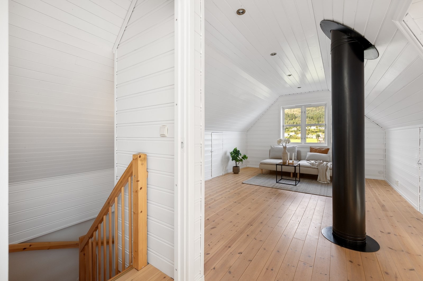 Loftet er innredet med stue og soverom Galleribilde