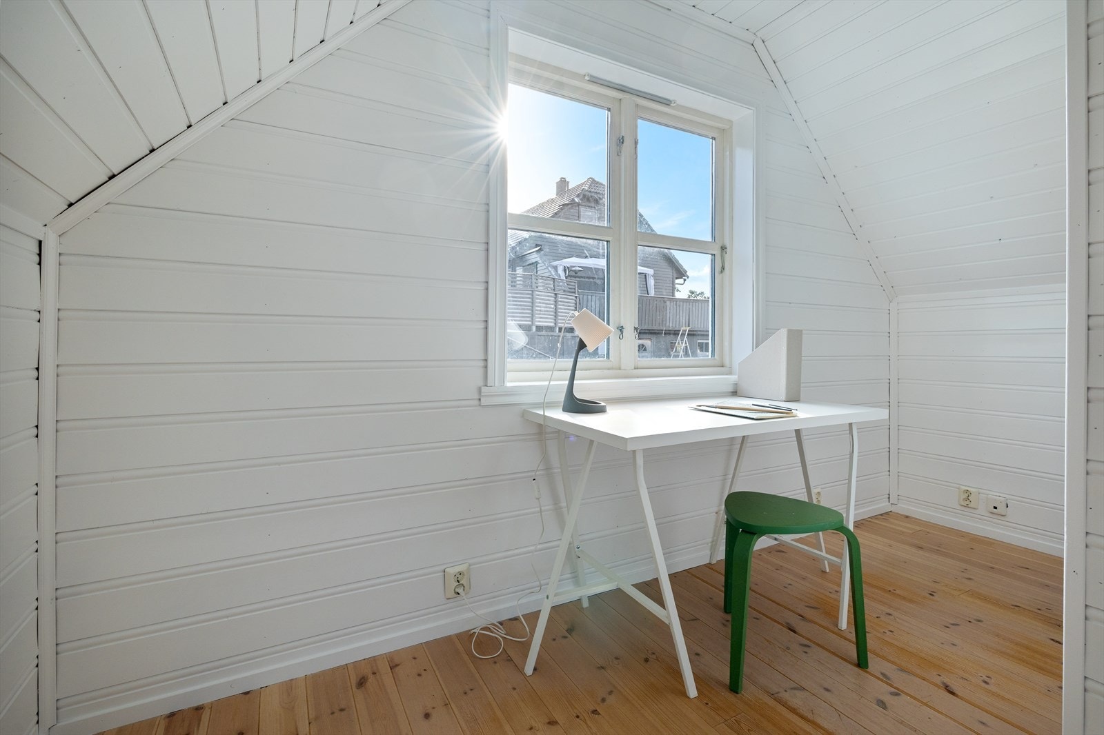 Avhuk på baksiden av trappen som kan innredes som hjemmekontor Galleribilde