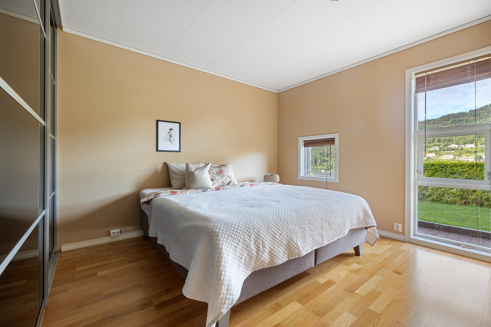 Soverom 1 er av god størrelse og har godt med oppbevaringsplass Galleribilde