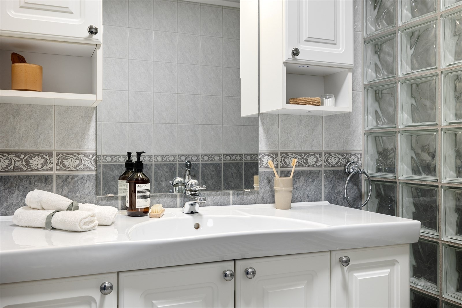 Badet er fra byggeår, men ny servant ble montert i 2025 Galleribilde