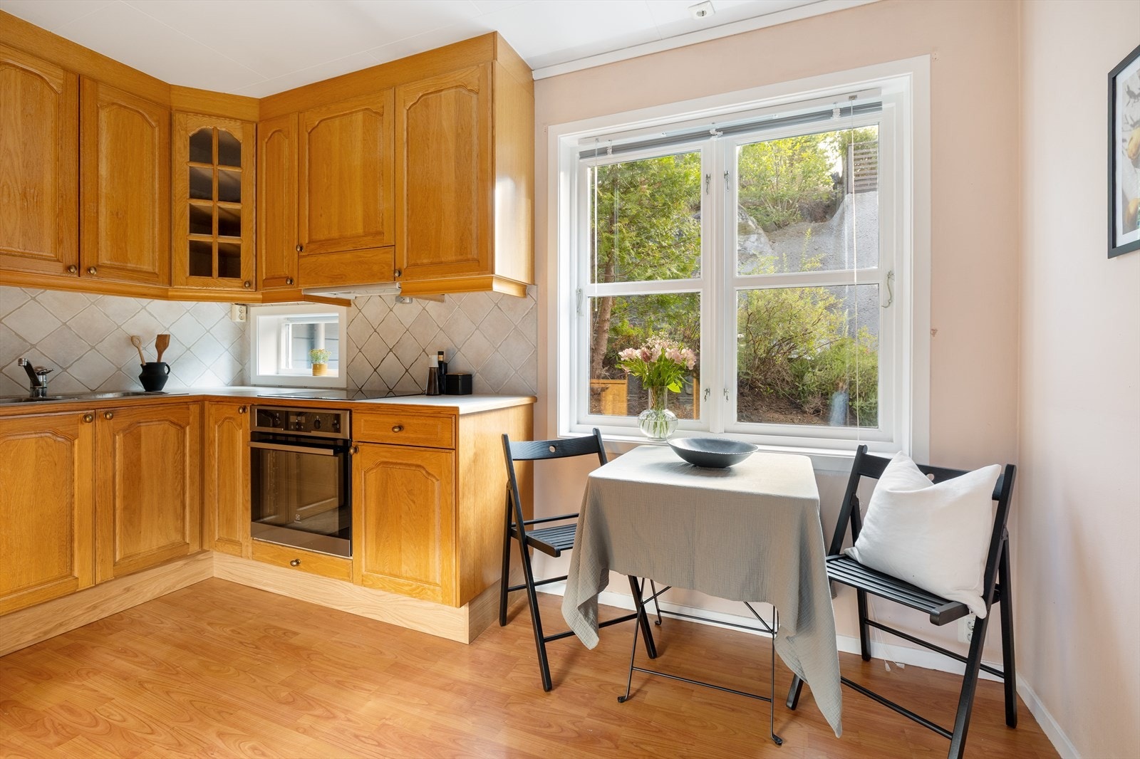 Plass til spisebord også på kjøkkenet Galleribilde