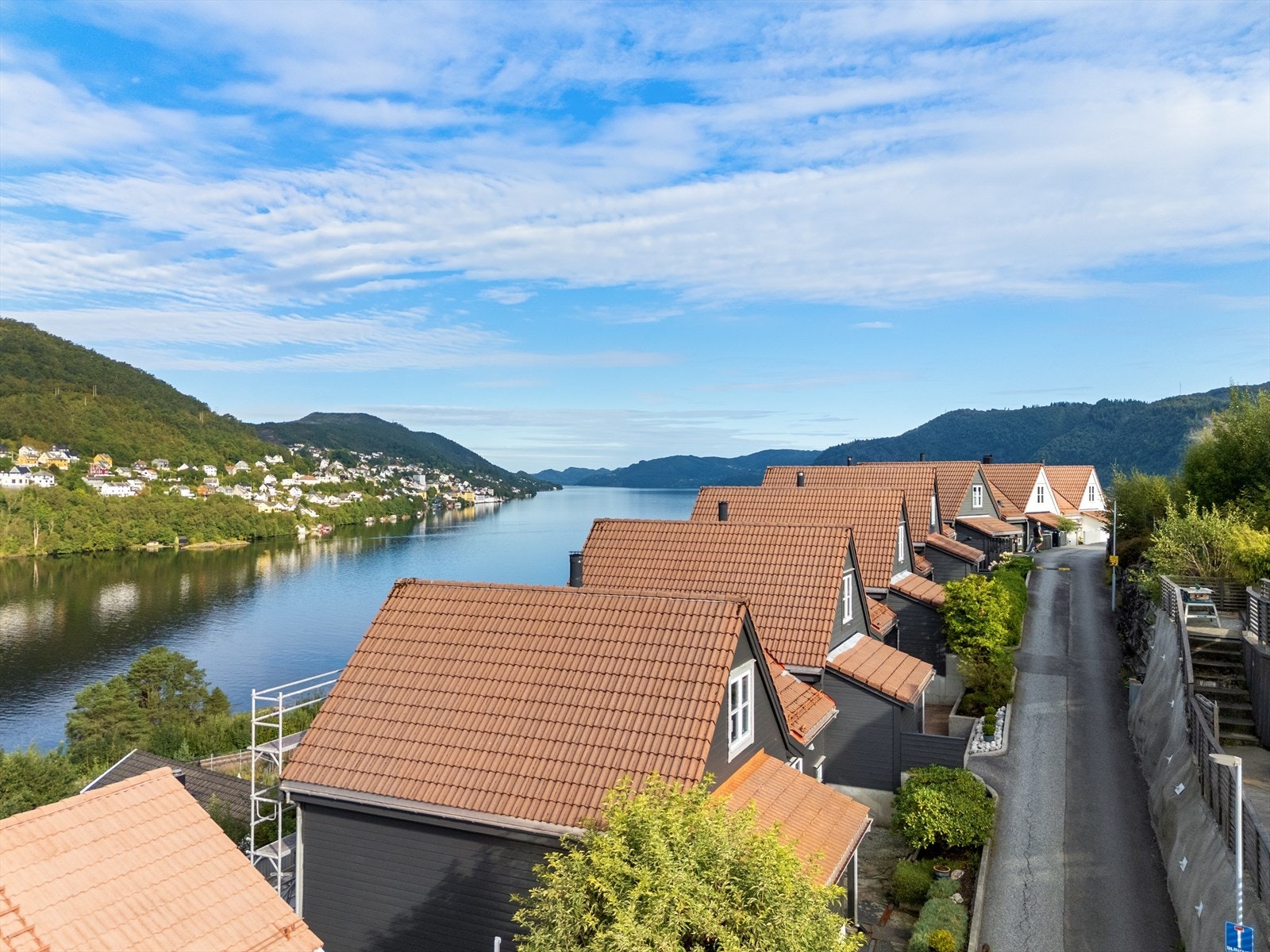 Boligene ligger i en rolig gate uten gjennomgangstrafikk Galleribilde