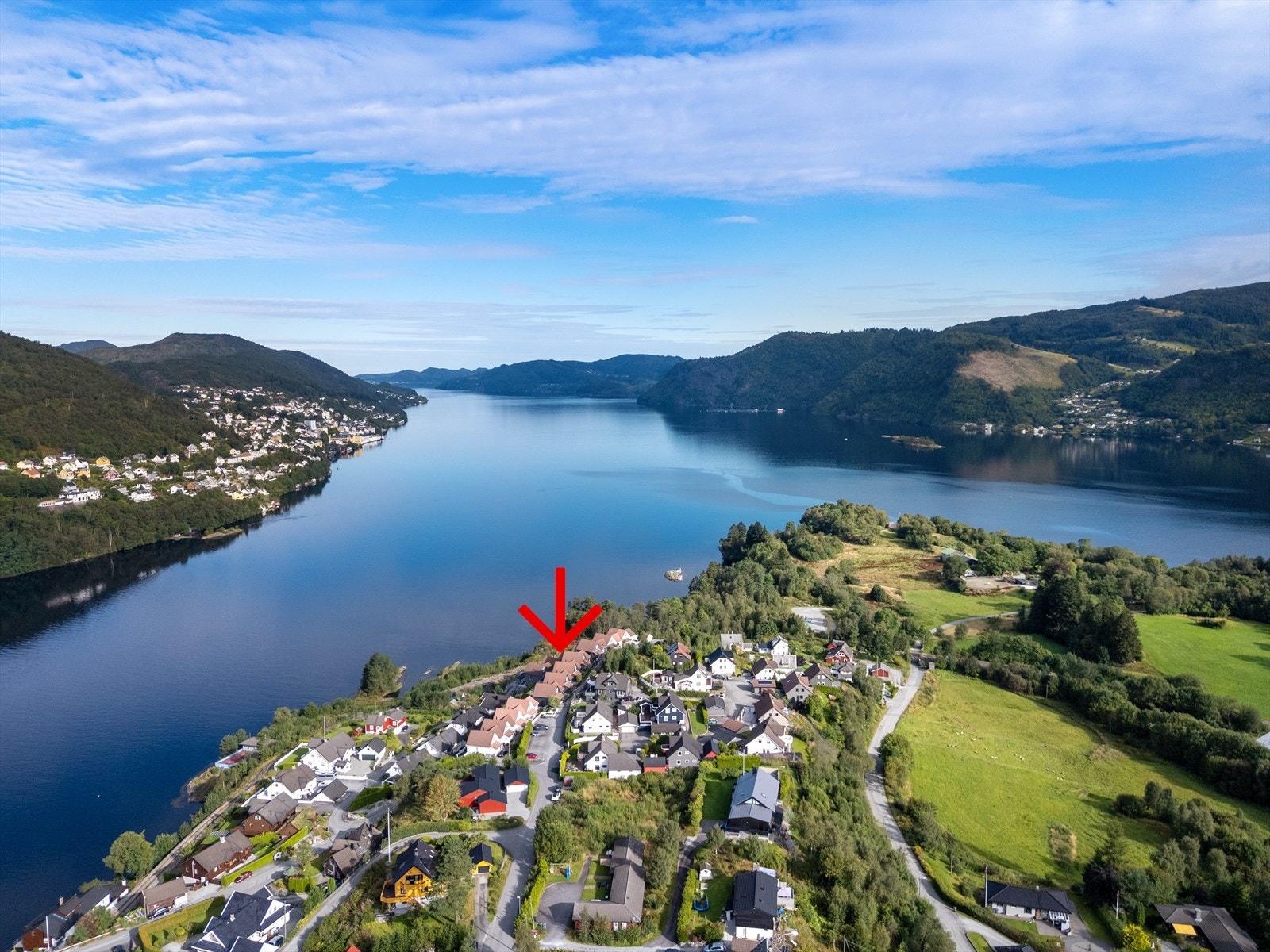 Eiendommen har en meget populær beliggenhet på "tuppen" av Garnes med nærhet til mye en familie vil sette pris på Galleribilde