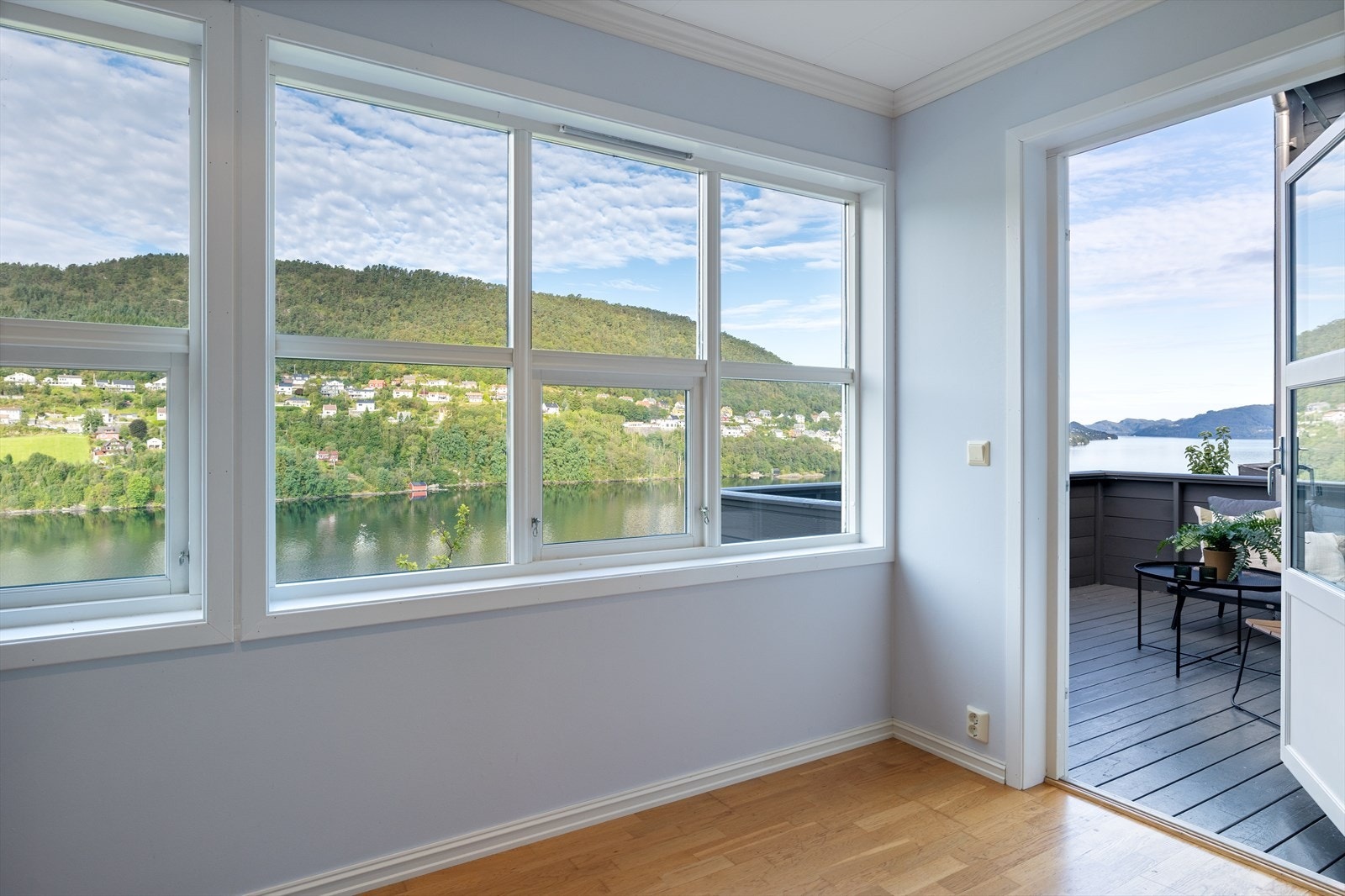 Utgang til vestvendt balkong med de beste solforhold Galleribilde