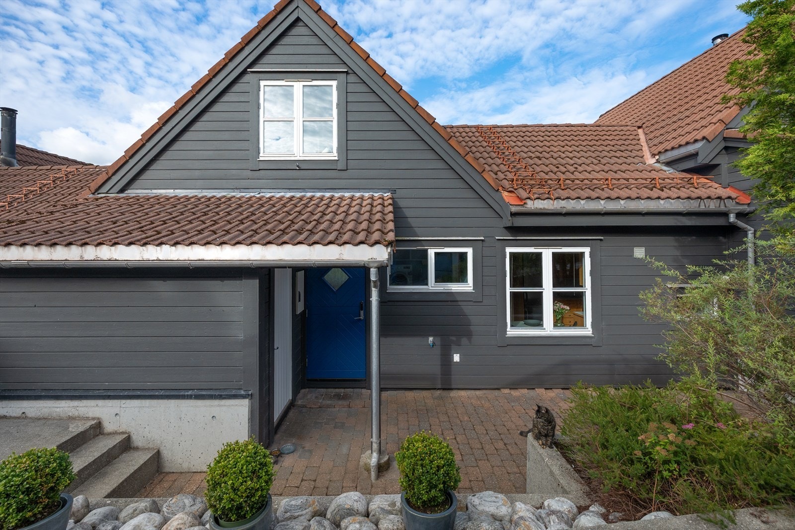 Fint inngangsparti og praktisk bod like ved inngangsdøren Galleribilde