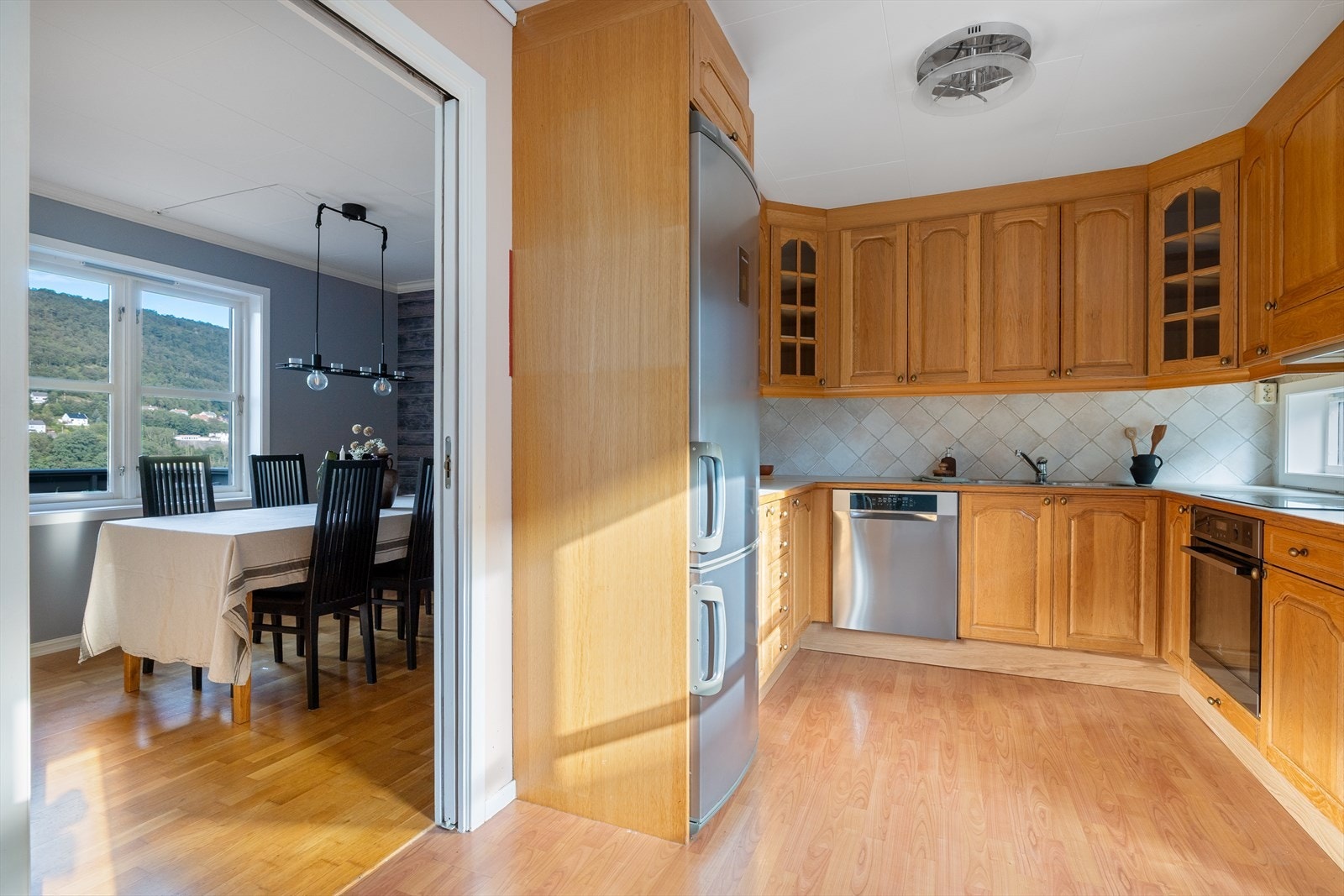 Takhøy innredning fra Sigdal med profilerte eikefronter Galleribilde