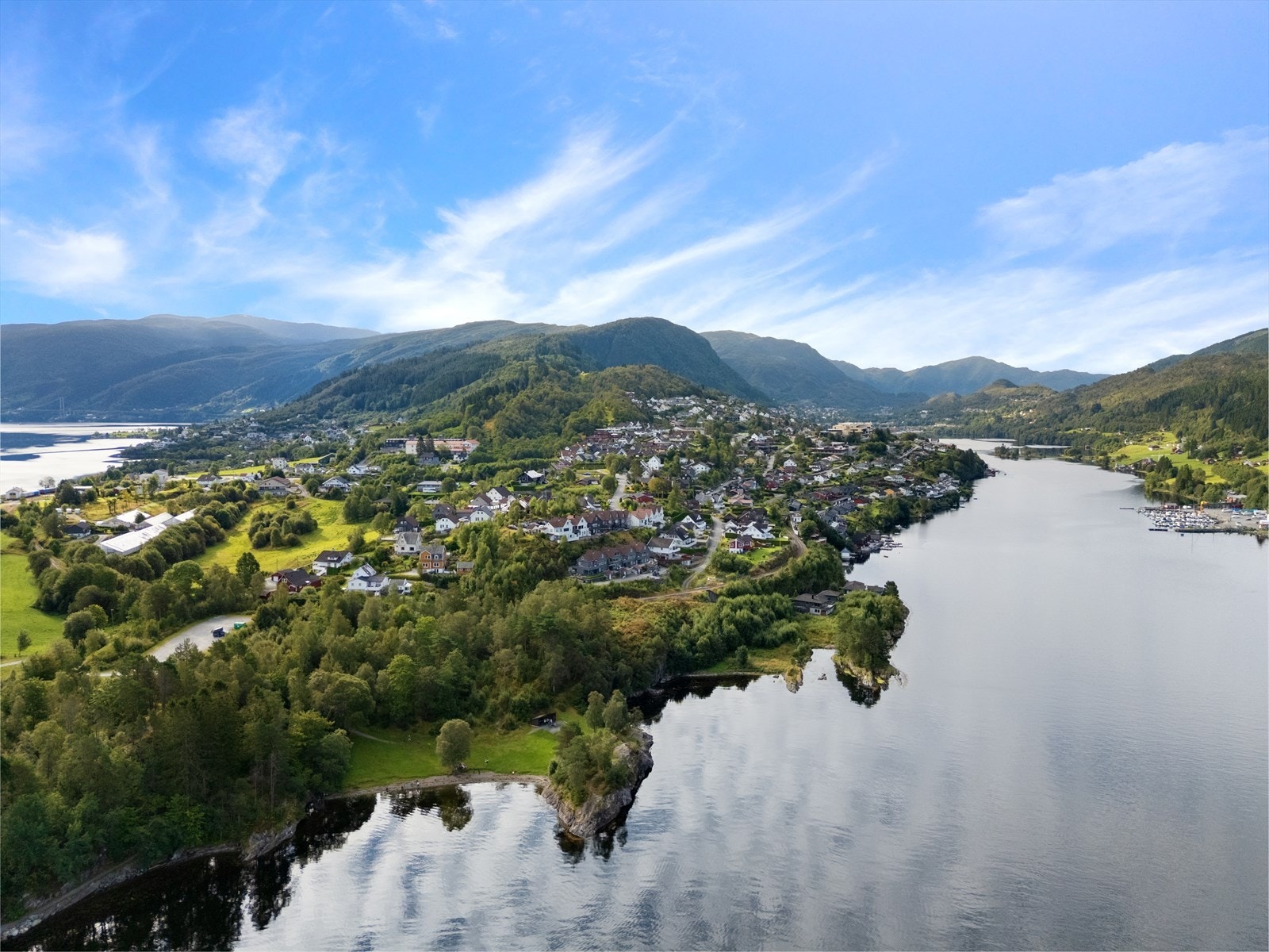 Fra Kjelånæ er det kort vei til badestrand, barneskole, ungdomskole og flere fine turmuligheter Galleribilde
