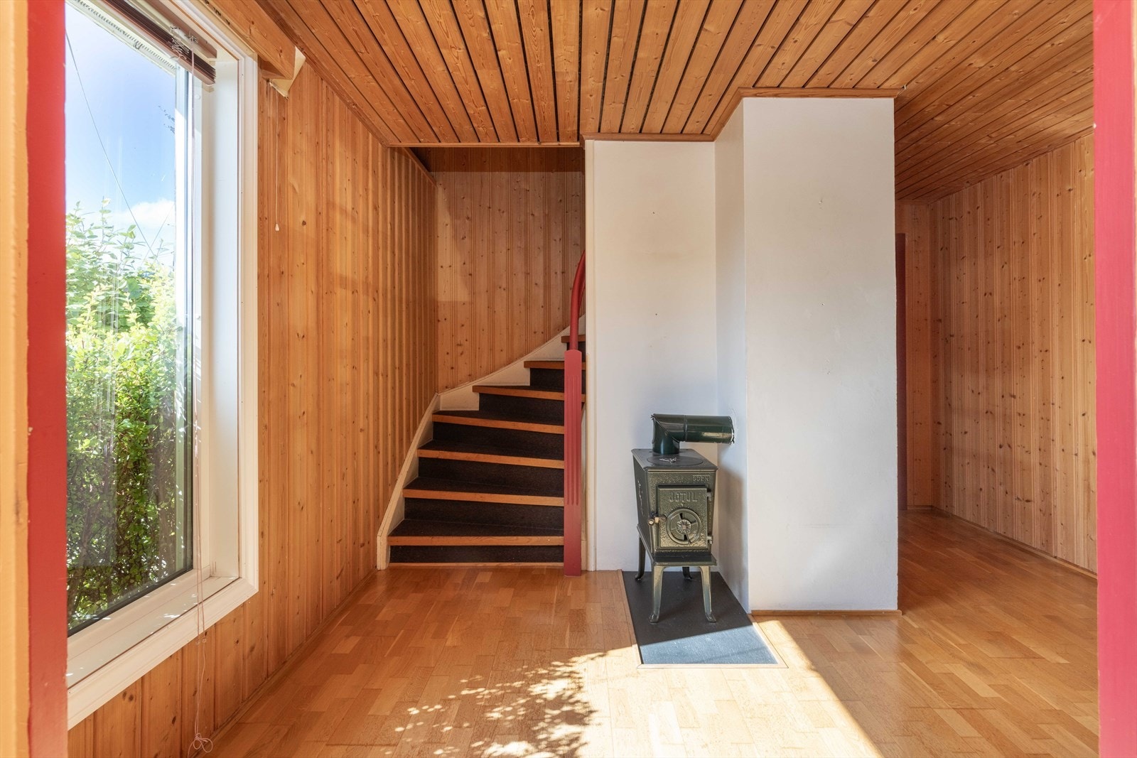 Tar man trappen ned kommer man til boligens underetasje. Etasjen inneholder en entré, gang, soverom, wc, kjellerstue, gang, tre rom innredet som soverom for også bod/verksted. Galleribilde