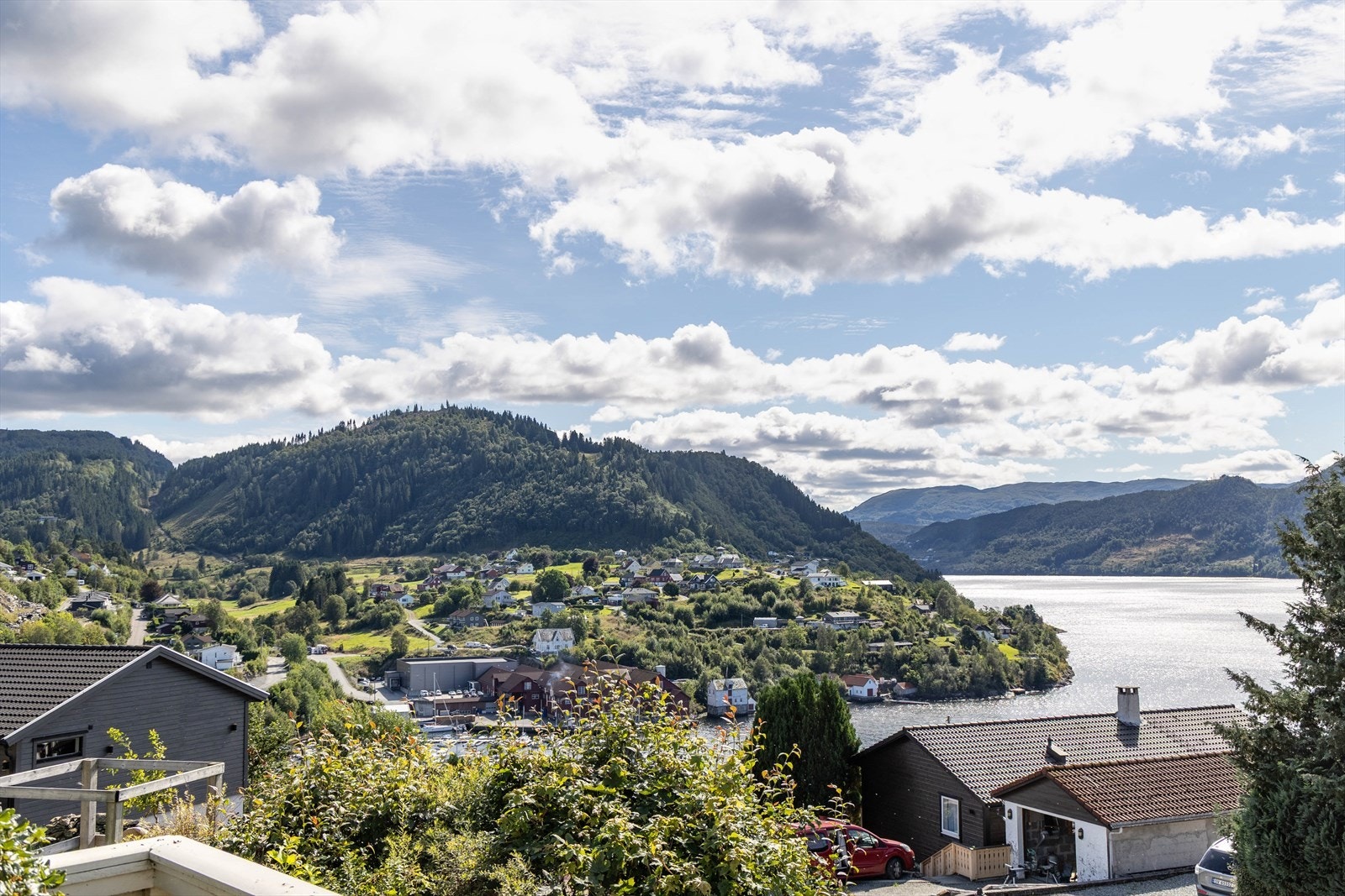 Her kan du bosette deg i naturskjønne omgivelser, tilbaketrukket fra by og trafikk, samtidig ikke så langt unna det man skulle trenge. Galleribilde
