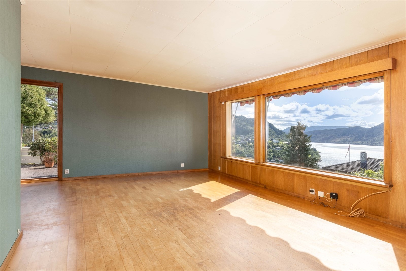 Fra entréen kommer du videre inn til en romslig stue med god plass til både sofa- og spisebordsgruppe. Galleribilde