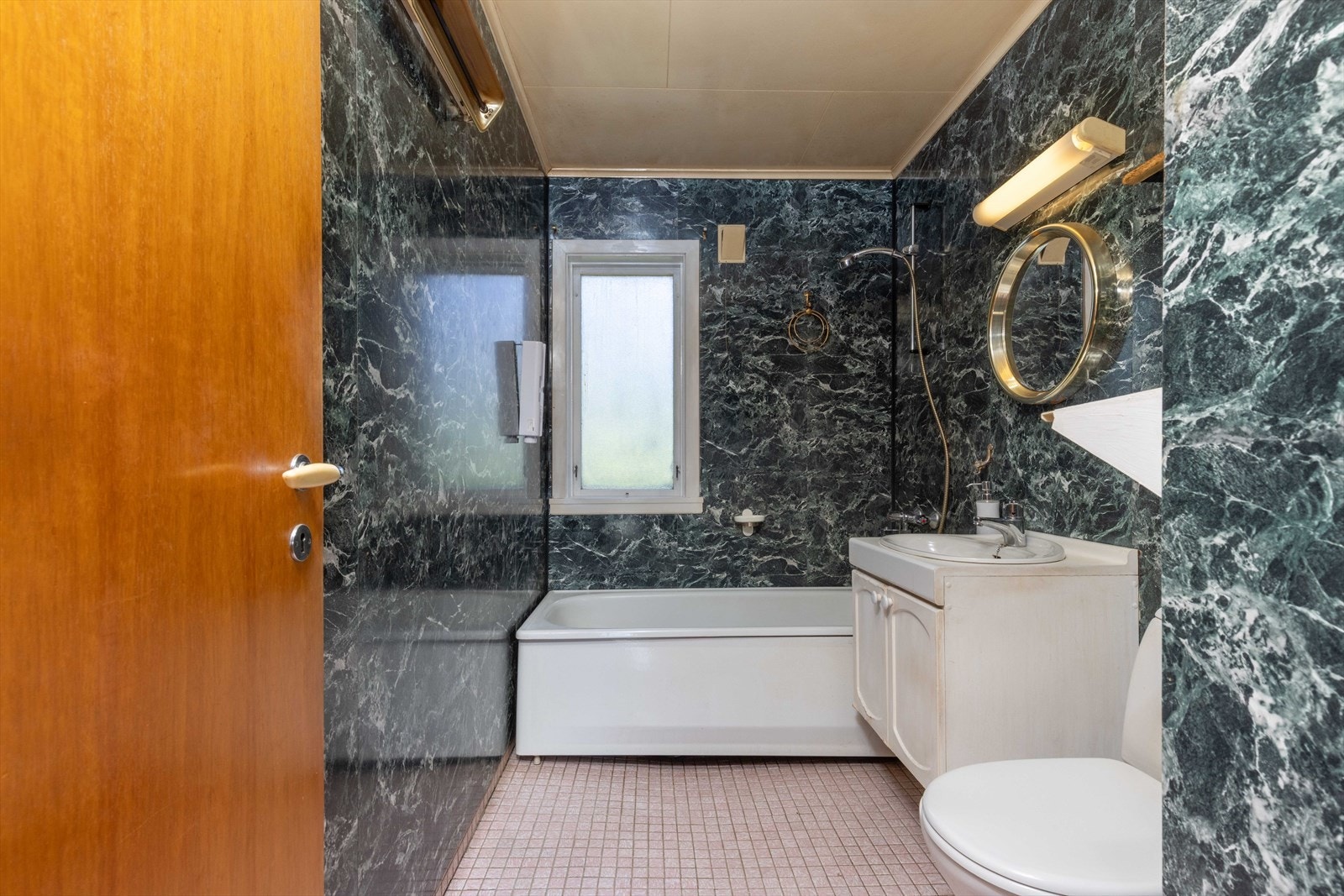 Badet i boligen er retro og har sin sjarm Galleribilde