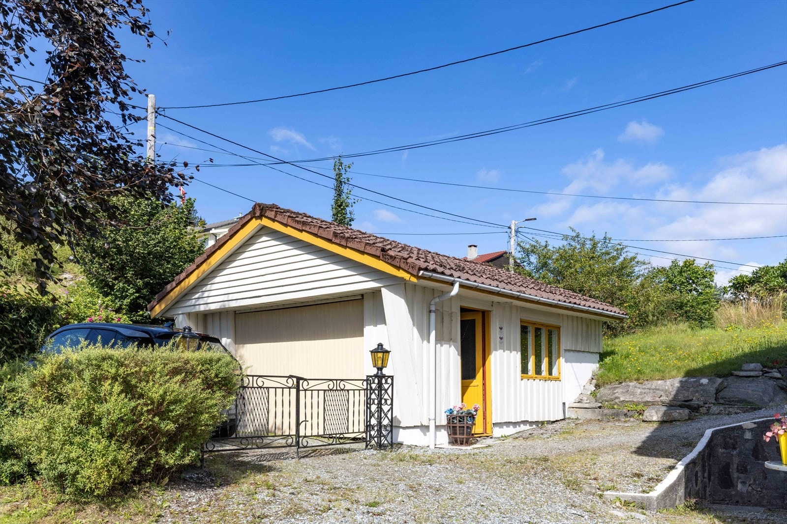 Dette er området for den som ønsker mye for pengene, trygge omgivelser, nærhet til fjell og natur for samtidig kort vei til det man måtte ønske! Galleribilde