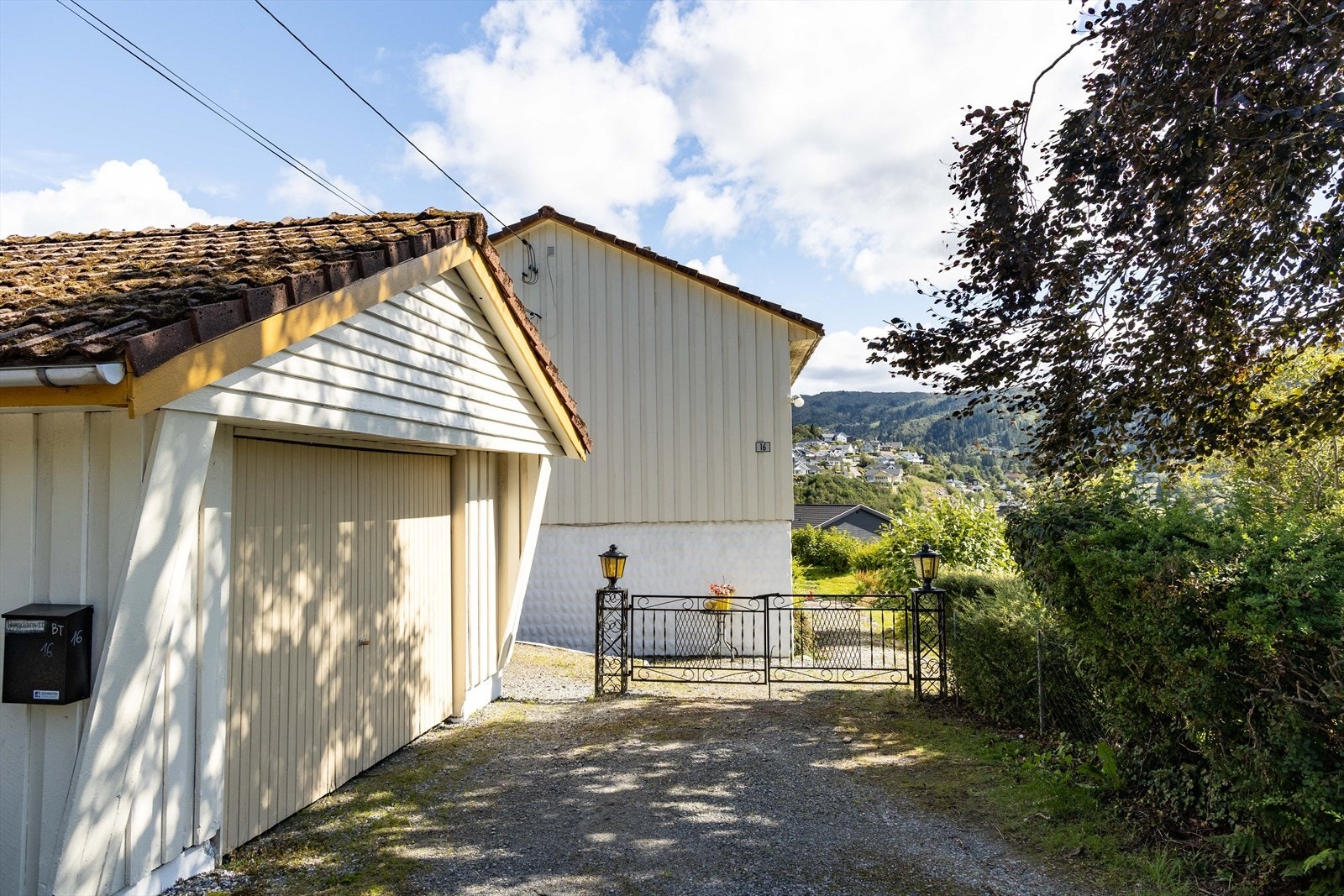 Bilen parkeres tørt og trygt i garasjen. Galleribilde