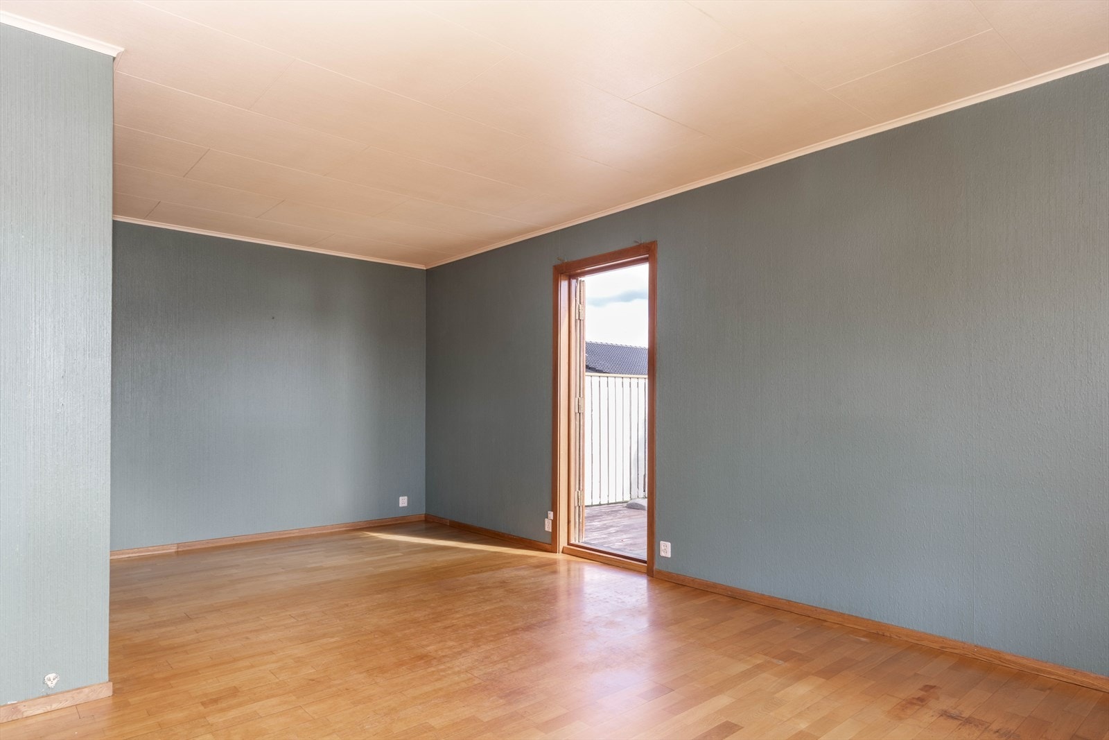 Spisestuen finner sin velegndede plass i hjørnet av stuen. Her er det plass til stort spisebord og mange gjester. Galleribilde