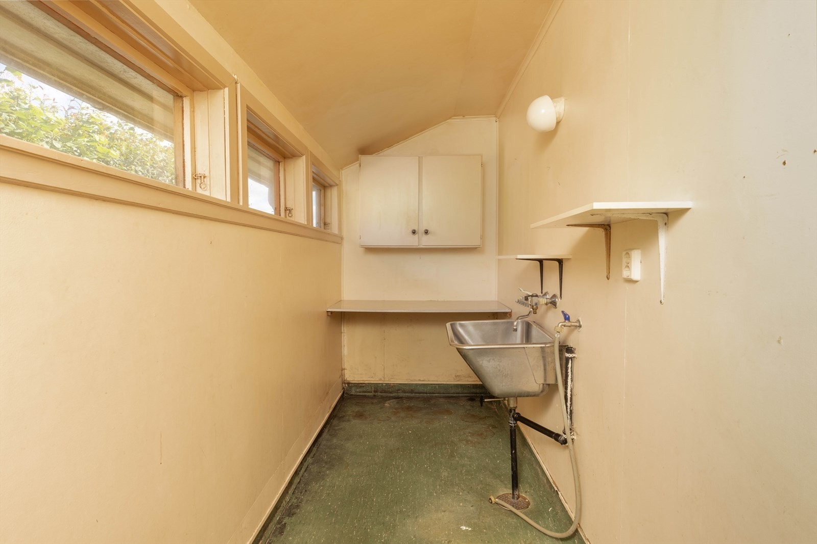 Boligens vaskerom er av god størrelse og har blant annet utslagsvask og opplegg for vaskemaskin og tørketrommel. Galleribilde