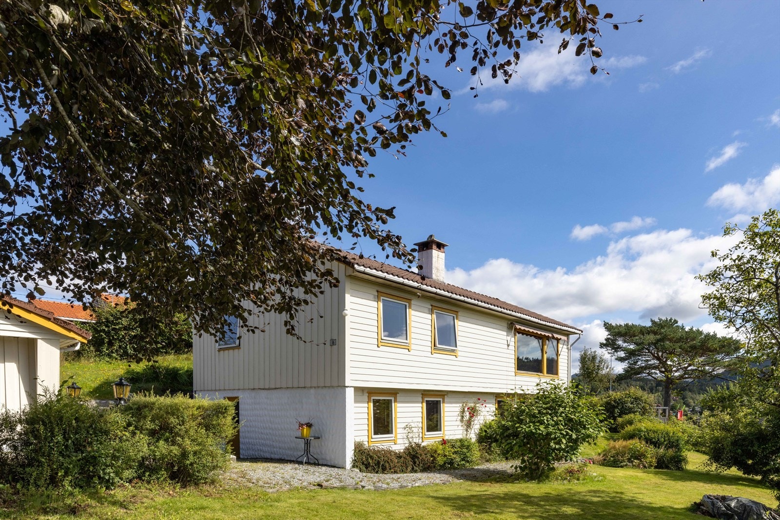 Boligen omringes av en nydelig hage med god plass til enhver aktivitet man kan tenke seg. Galleribilde