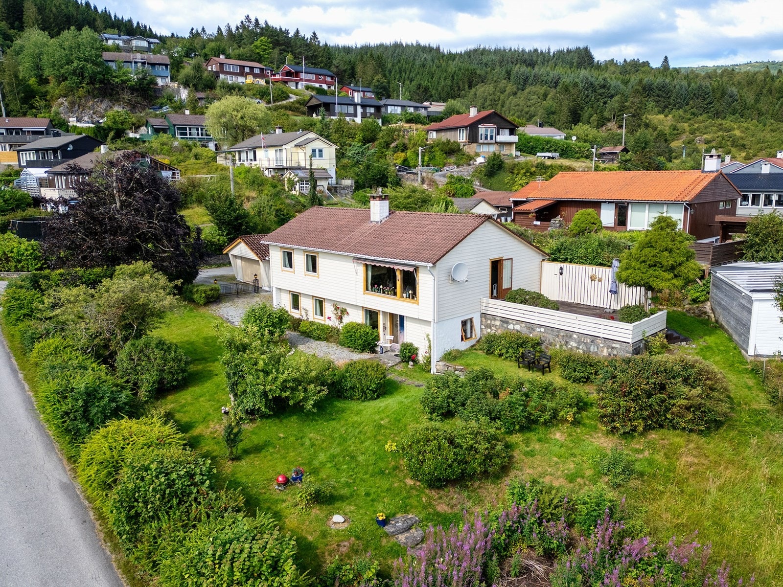 Huset er klart for oppussing, og har strålende plassering, stor tomt og mye potensiale! Galleribilde