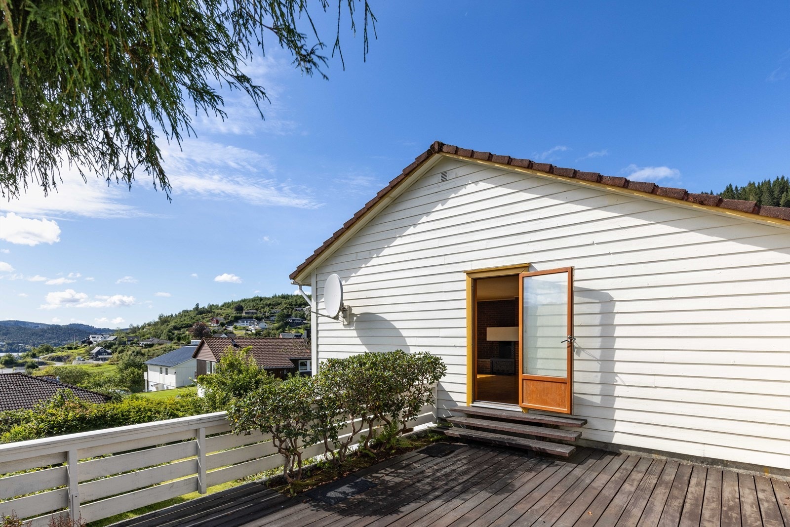 Fra stuen har du direkte adkomst til boligens herlige sør-østvendte terrasse, med plass til ønsket møblering. Galleribilde