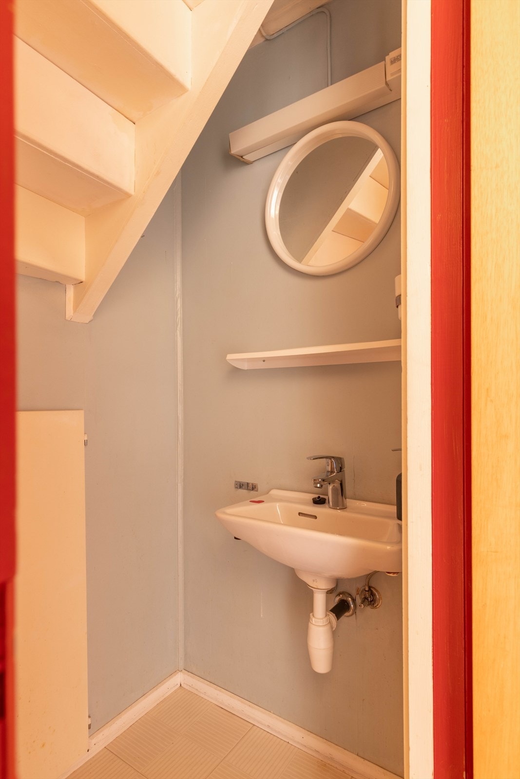 Toalettrom under trappen. Galleribilde