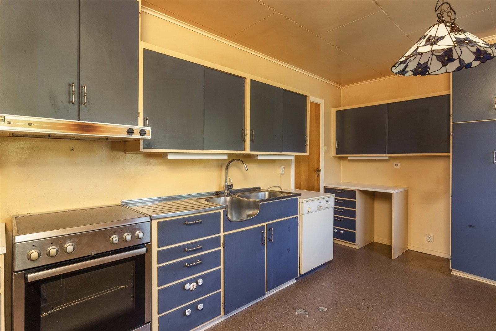 Kjøkkenet er plassert i hjertet av boligen og begynner kanskje å bli klart for fornyelse =) Galleribilde