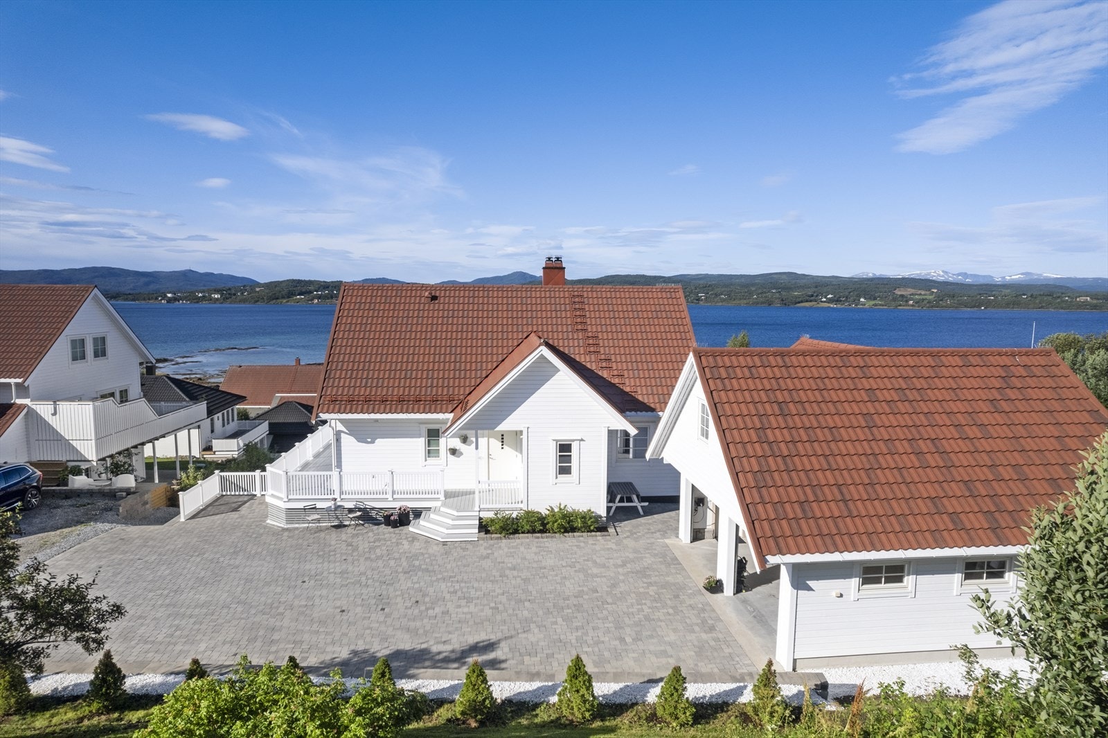 Stor gårdsplass - God plass for biler, sykler og aktiviteter. Galleribilde