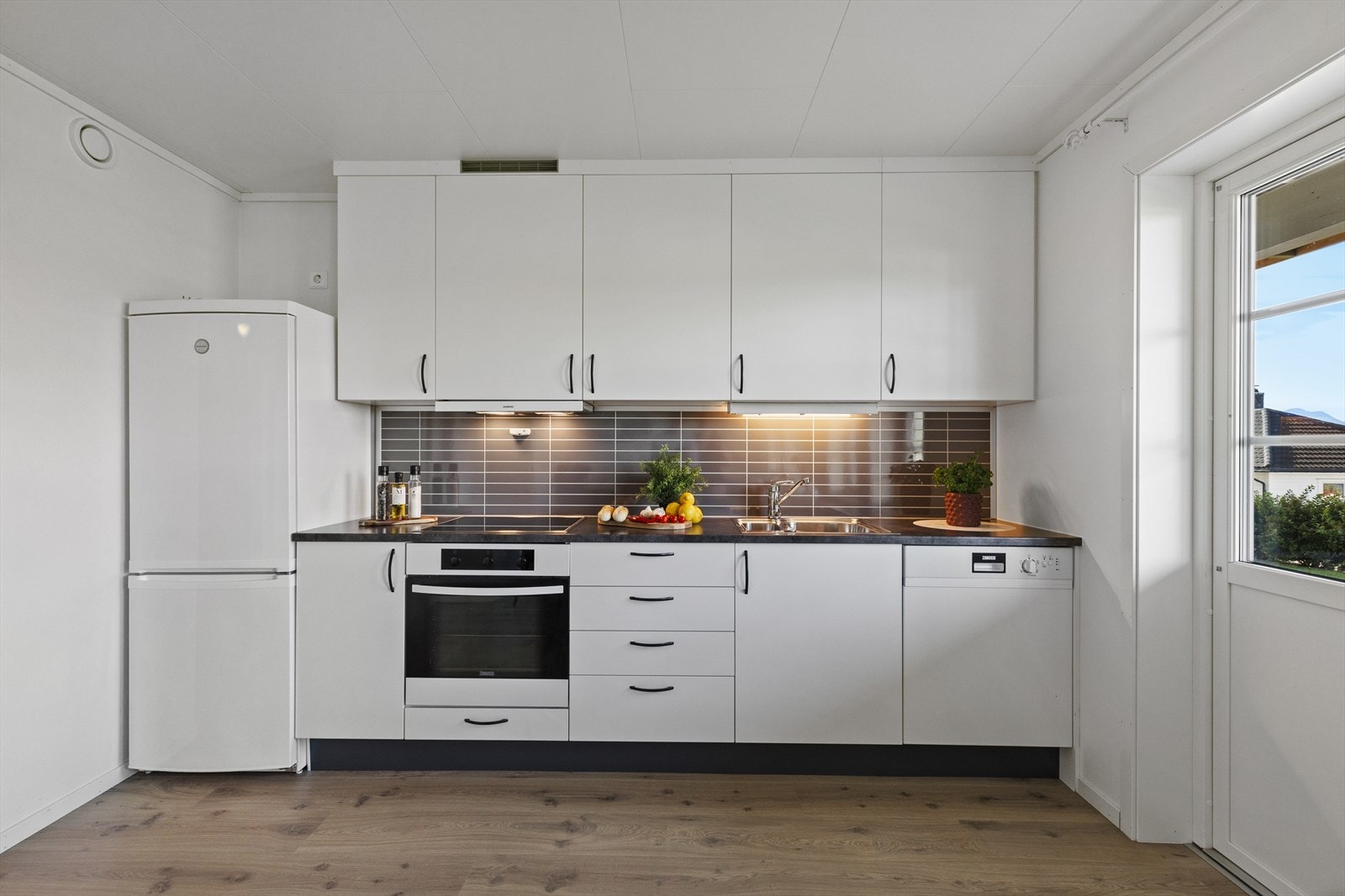 Leilighet: Pent og praktisk kjøkken med integrert oppvaskmaskin, stekeovn og koketopp. Frittstående kjøleskap medfølger. Galleribilde