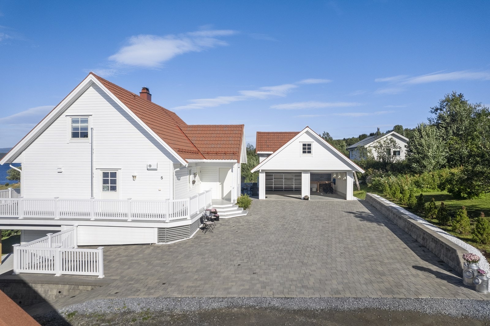 Frittstående garasje - parkering for to biler og ekstra lagringsplass. Galleribilde