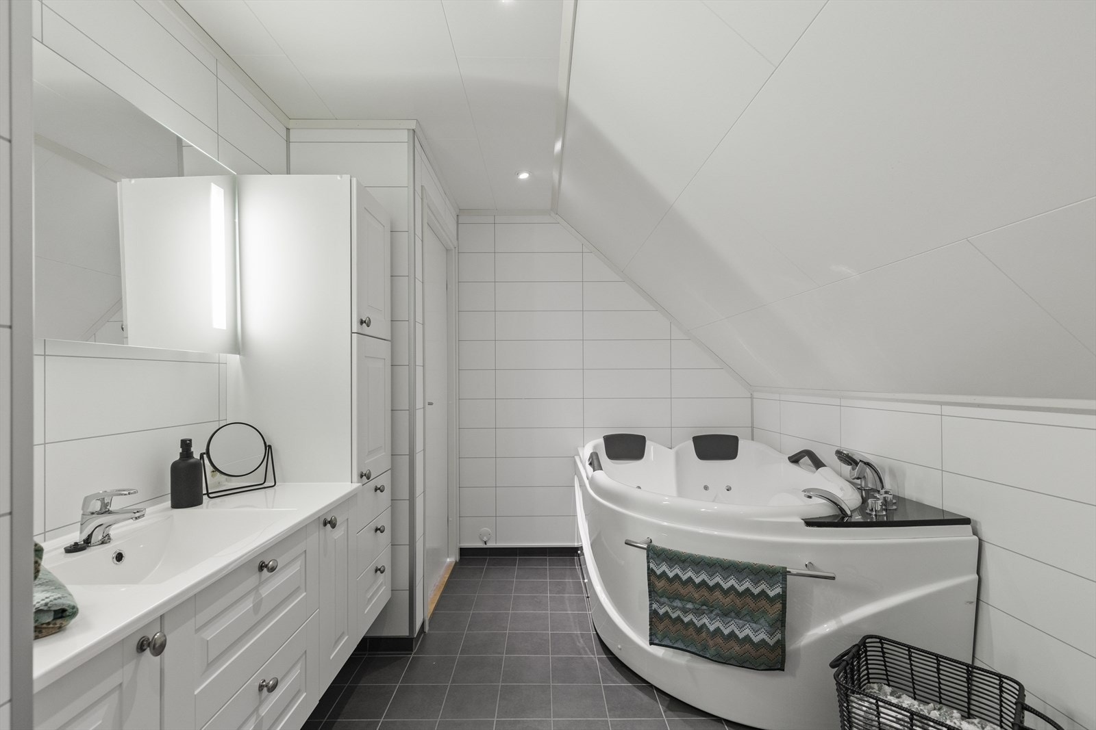 Moderne bad med flislagt gulv og hjørnebadekar byr på spa-følelse hjemme. Galleribilde