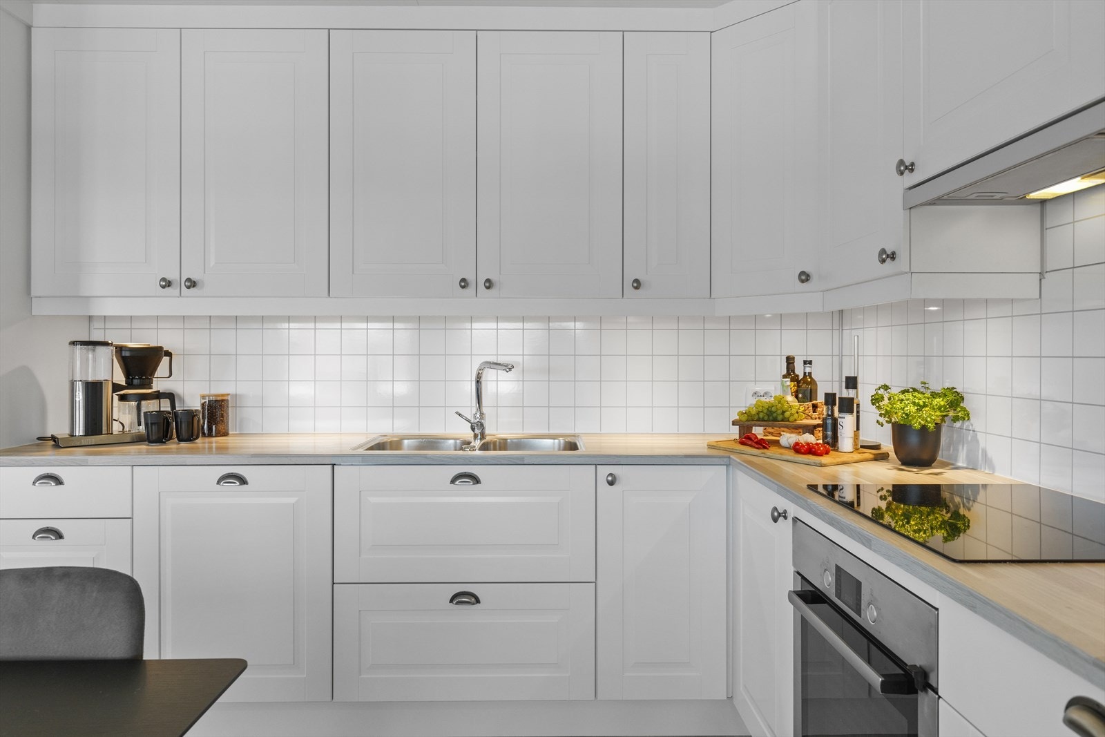 Hvitt Nova-kjøkken med innebygde hvitevarer. Galleribilde