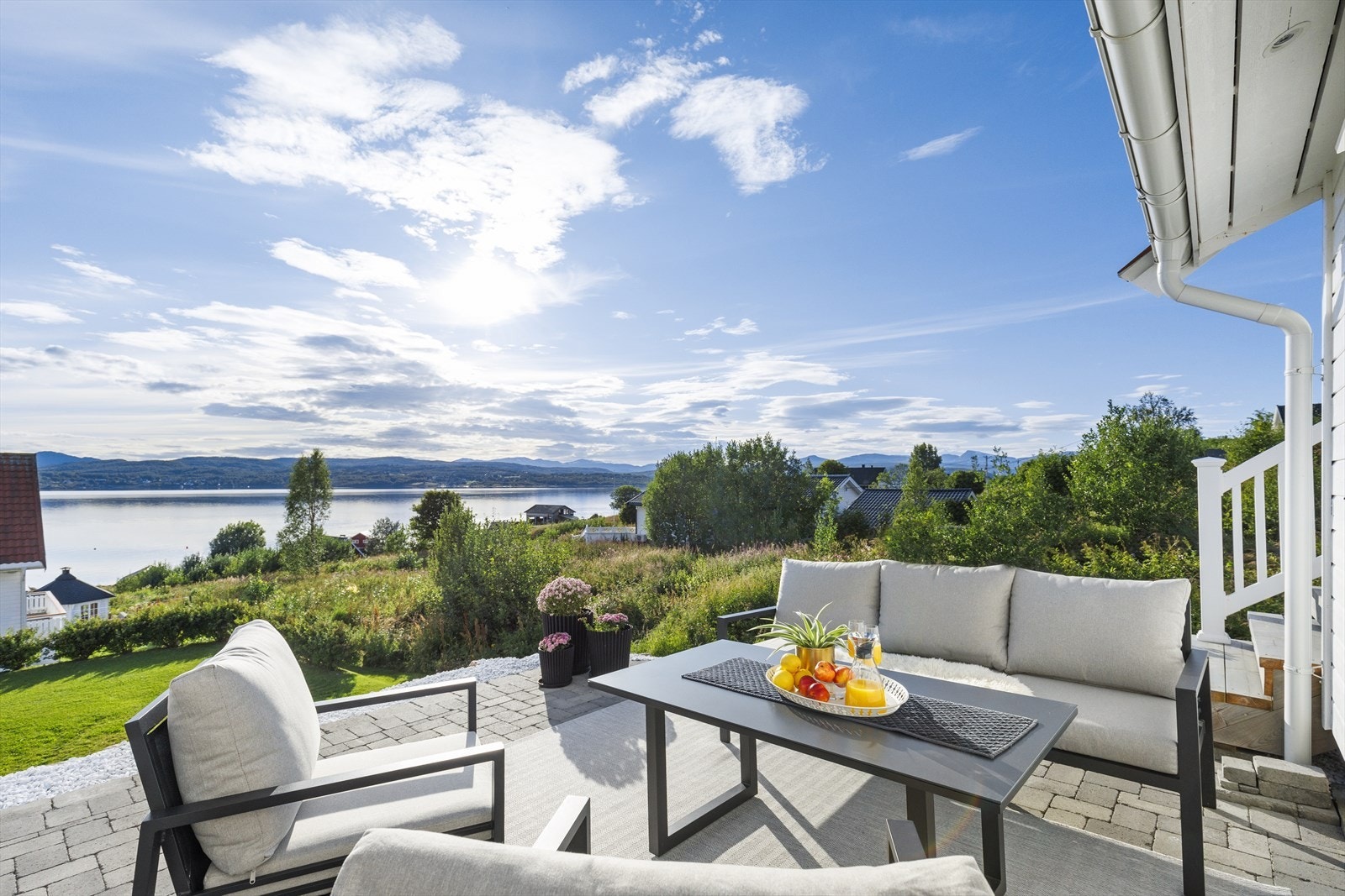 Frodig hage og pent opparbeidet uteområde med gode solforhold Galleribilde