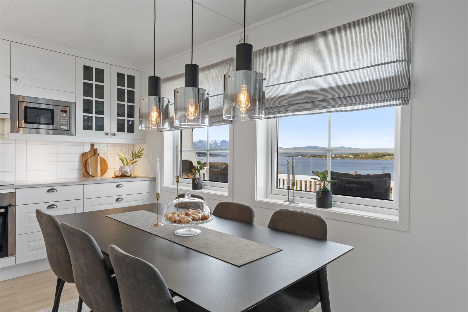 Sjøutsikt fra kjøkkenet - start dagen med kaffe og solskinn! Galleribilde