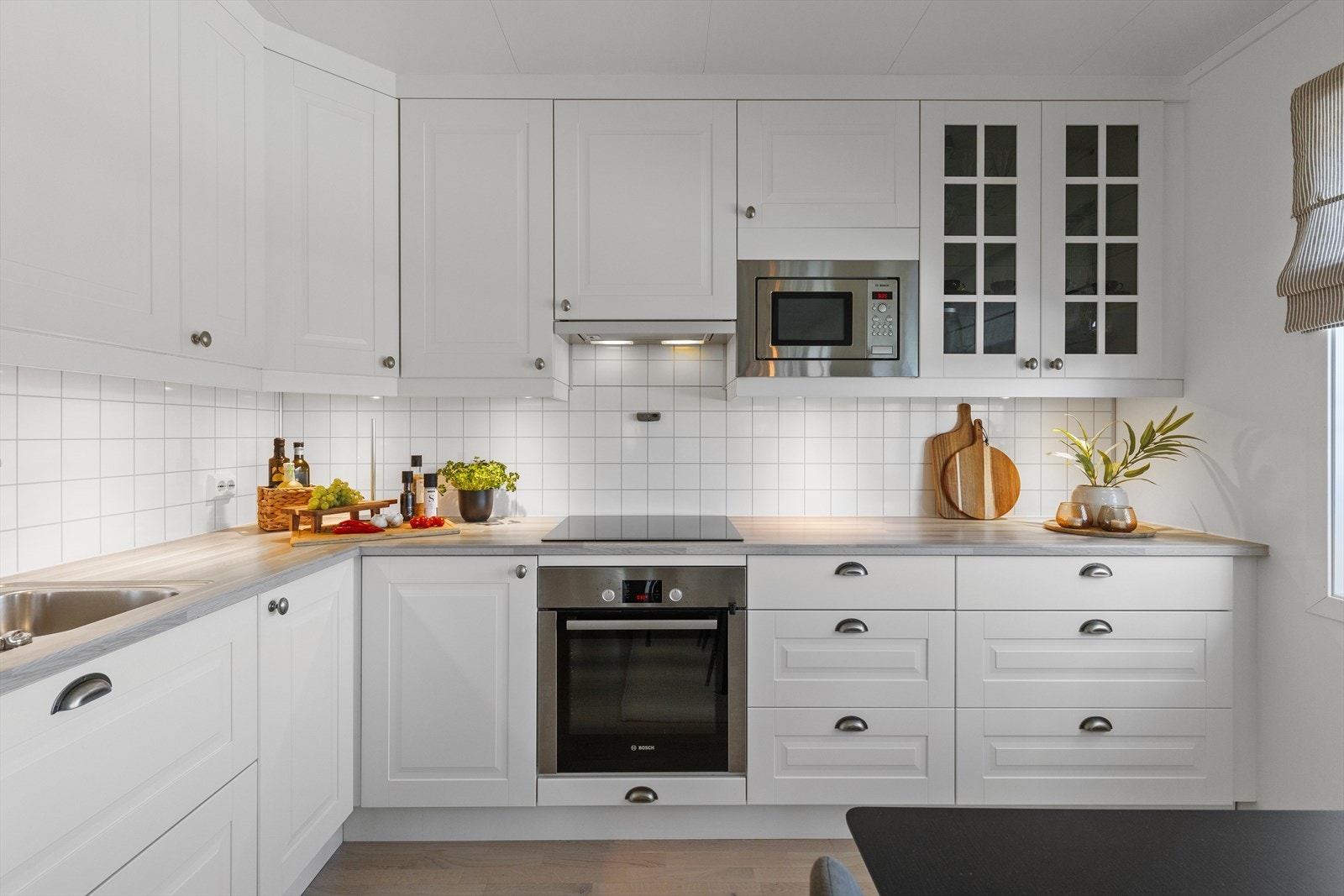 God plass i skap og på benk. Galleribilde