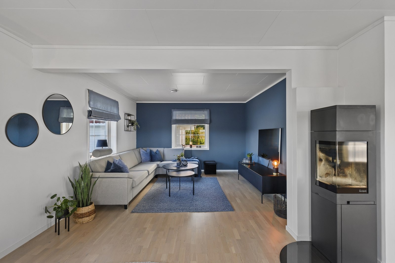 Vedfyring holder boligen varm og byr på god stemning. Galleribilde