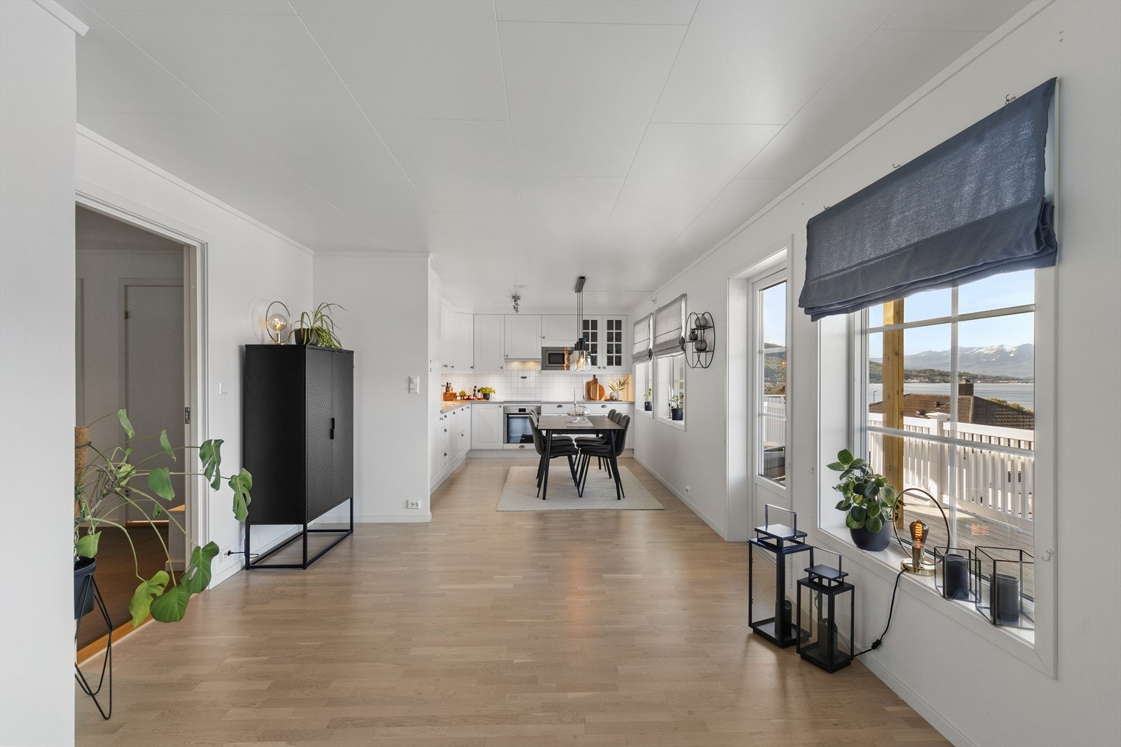 Åpen løsning byr på god plass til spisestue og flere sittegrupper. Galleribilde