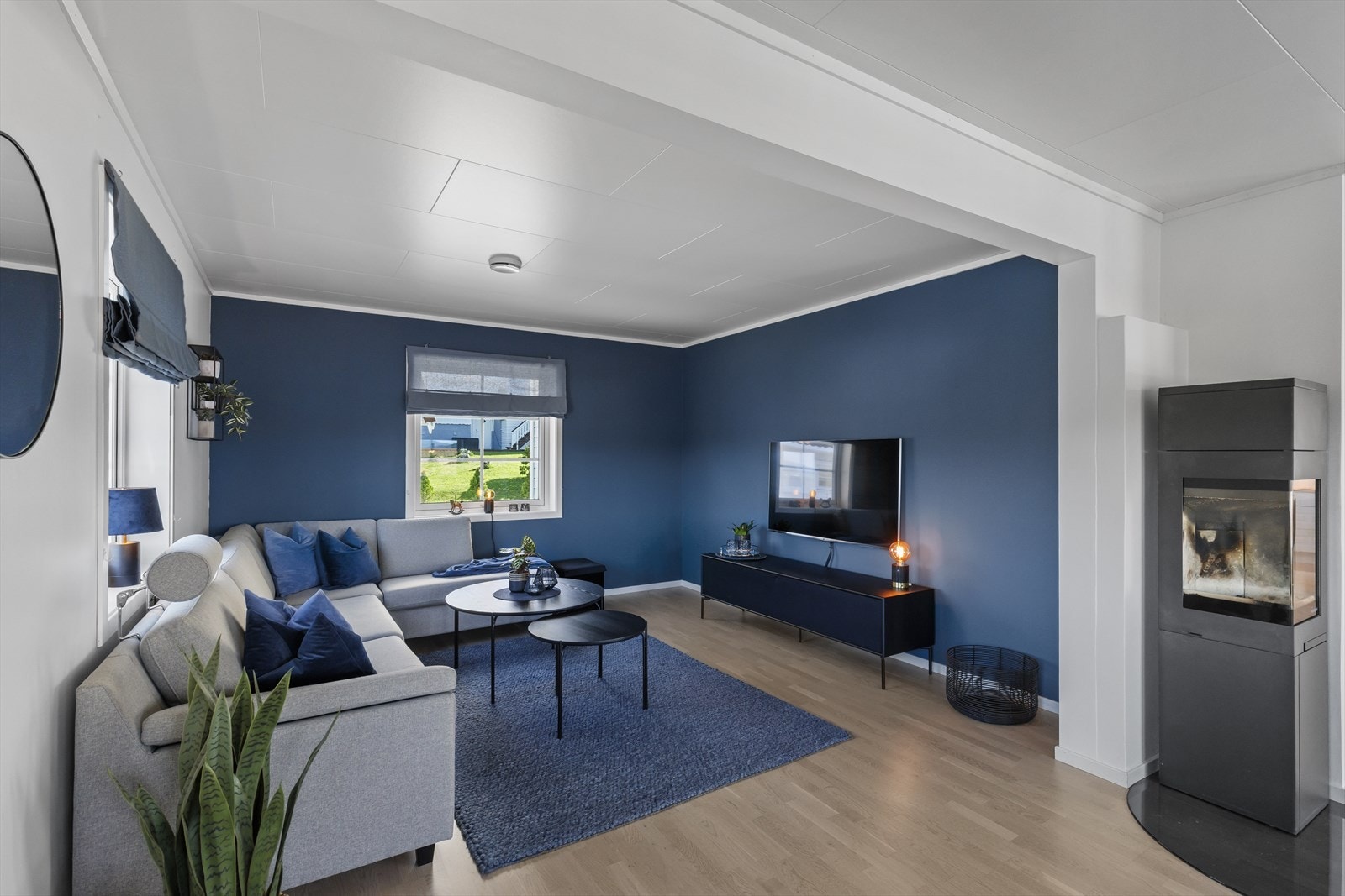 Stor familiebolig med moderne standard og sjøutsikt. Galleribilde