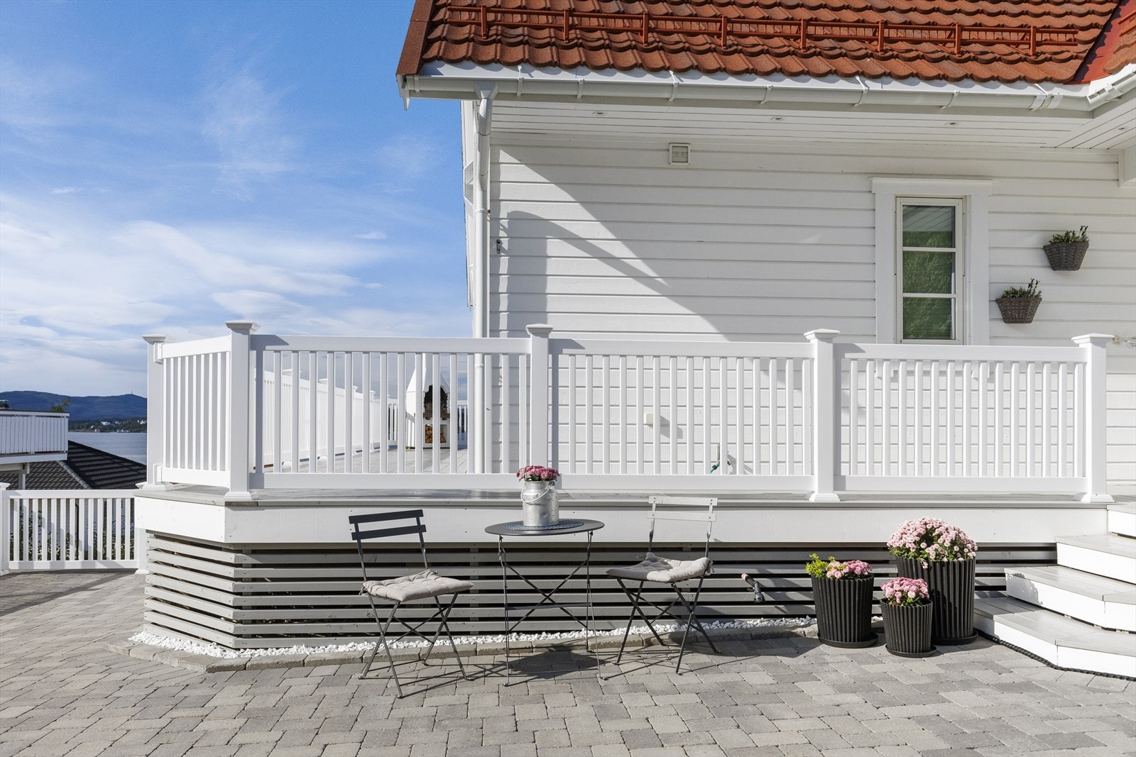 Hjemmet byr på god plass både innendørs og utendørs. Galleribilde