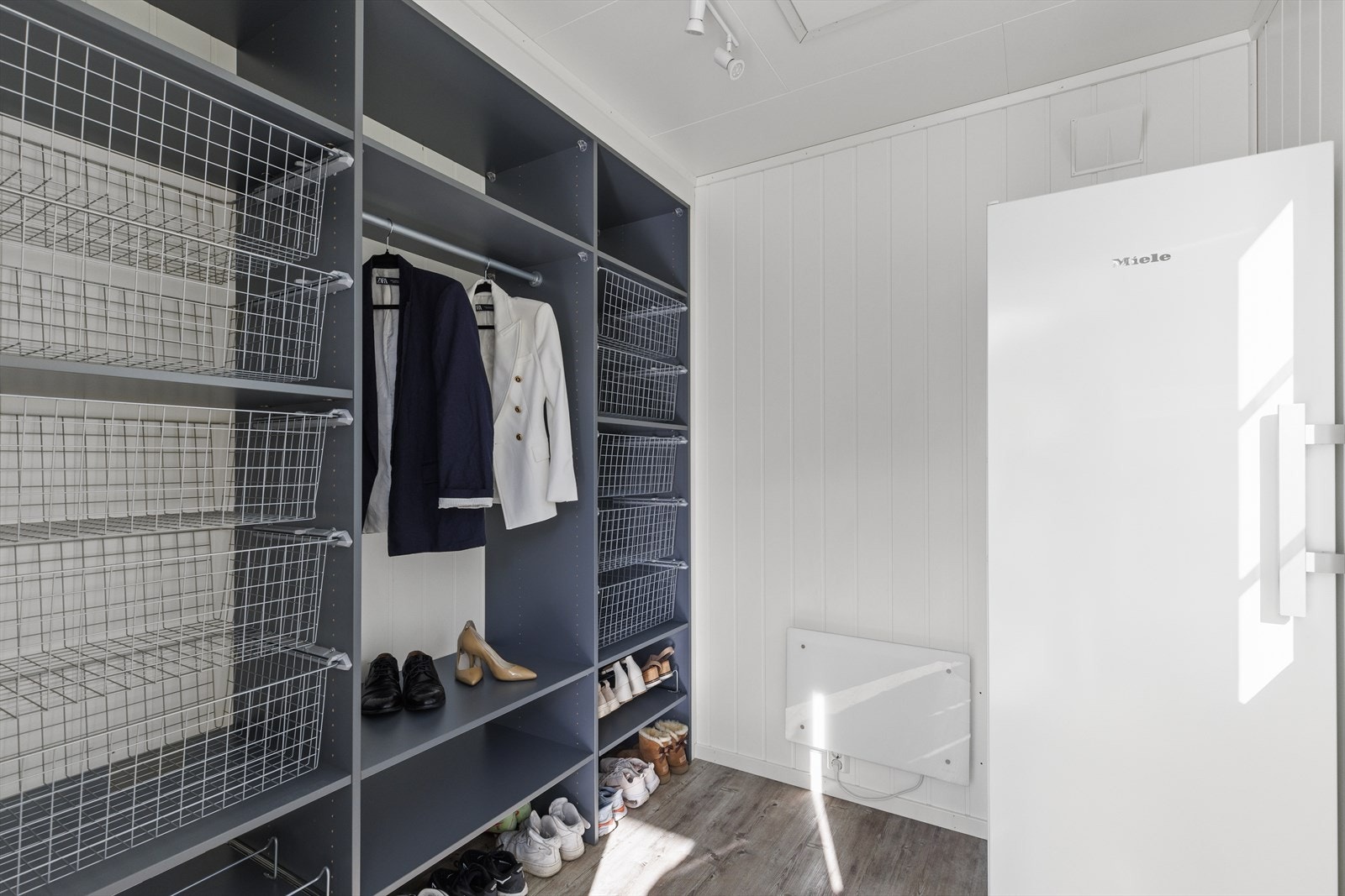 Isolert utebod med innredning og direkte inngang fra trapp ved inngangspartiet Galleribilde