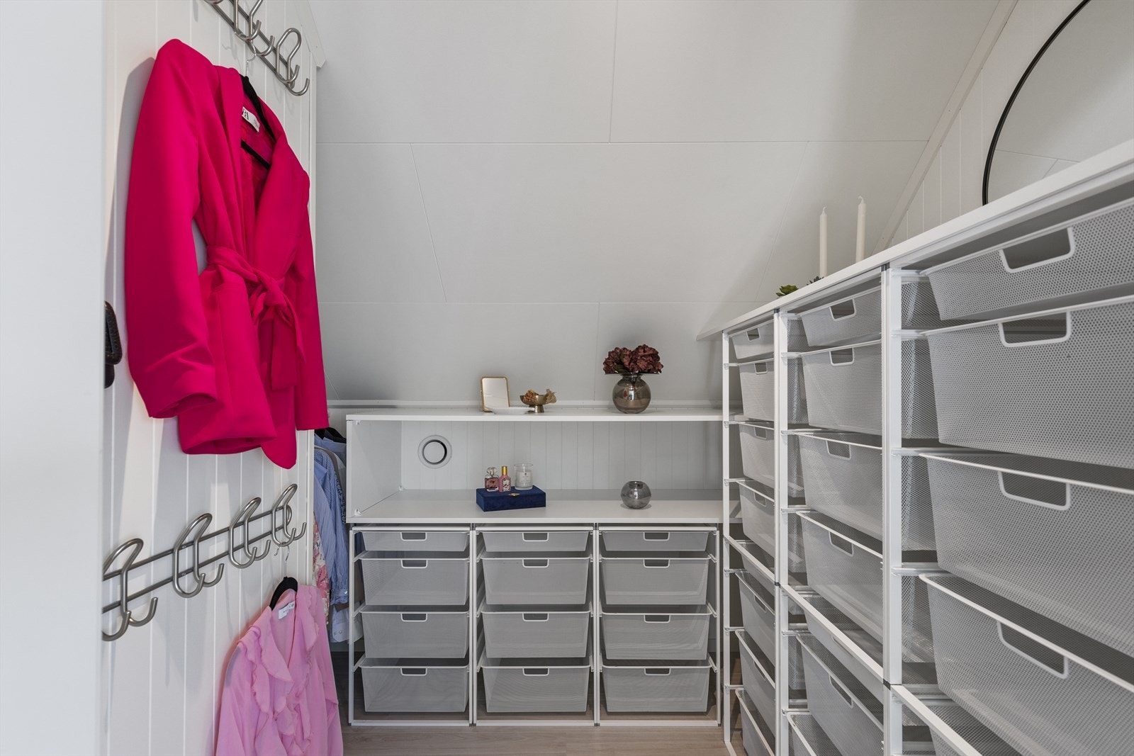 Praktisk walk-in garderobe tilknyttet hovedsoverom. Galleribilde