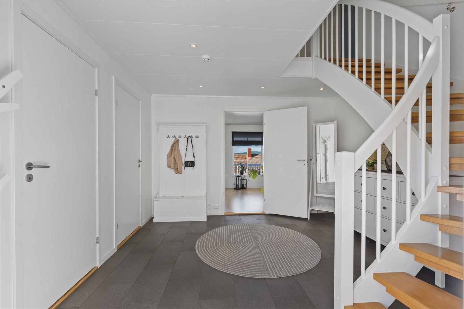 Romslig gang med trapp opp til loft, til venstre har du bad og vaskerom Galleribilde