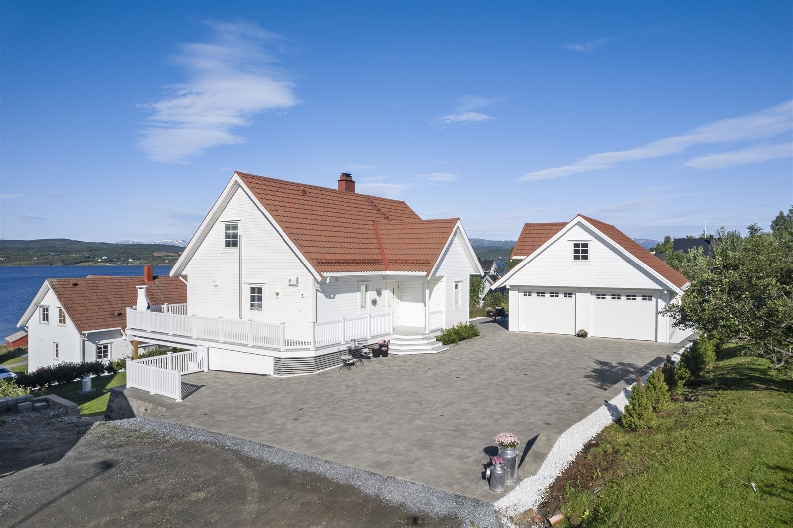 Pen og moderne fasade med stilfullt uttrykk. Galleribilde