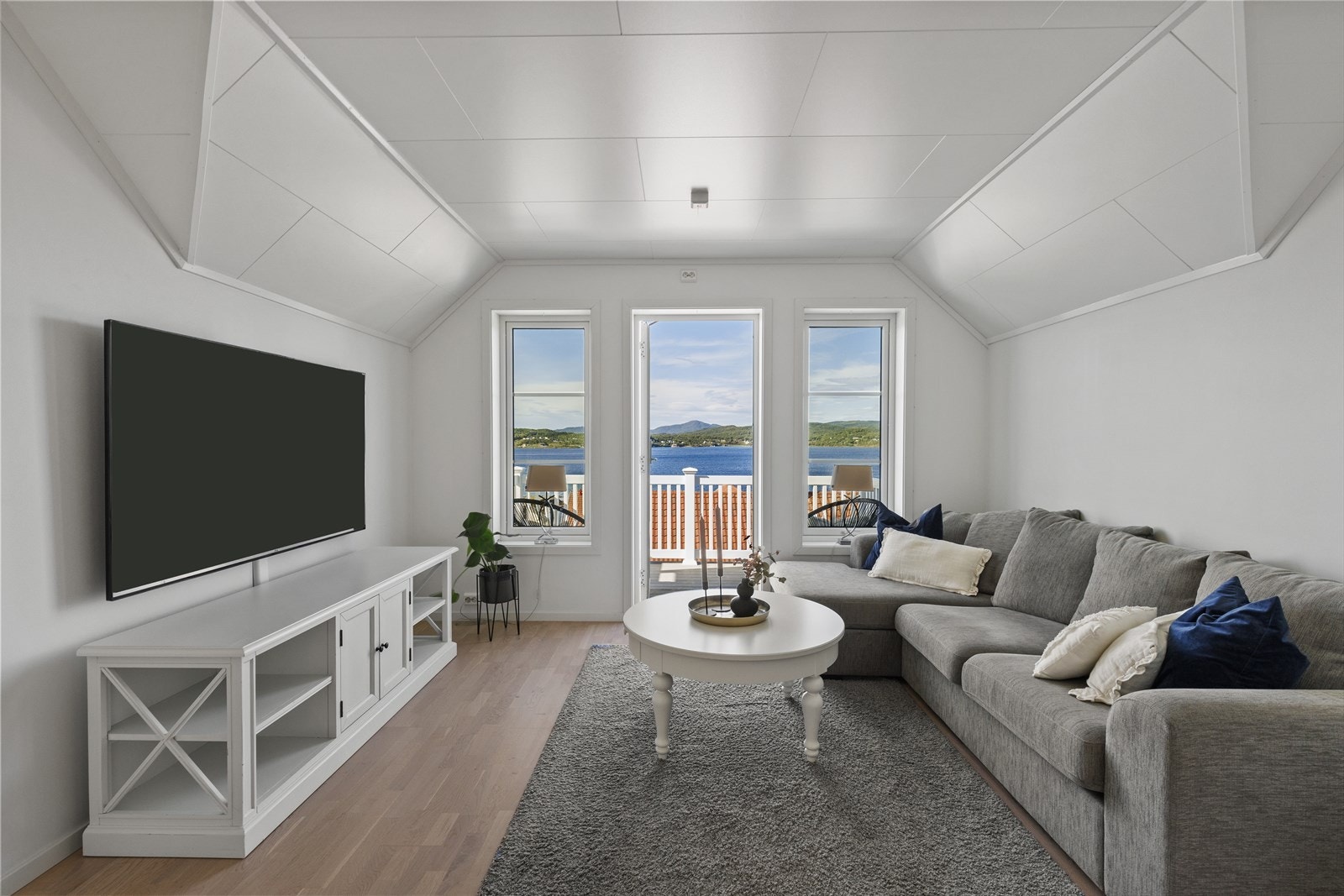 Romslig loftstue byr på ekstra oppholdsrom og solrik balkong. Galleribilde