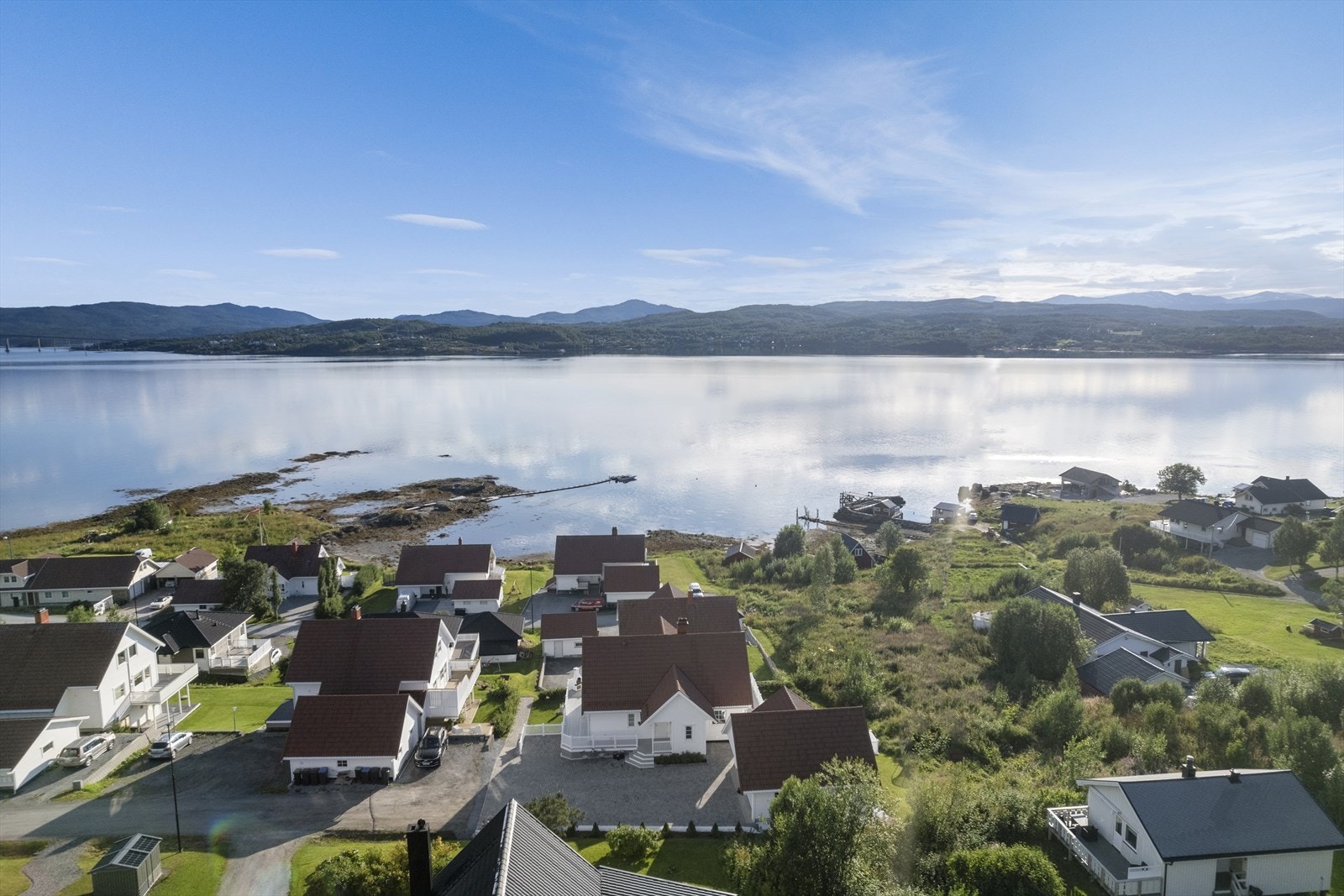 Kort vei til Finnsnes sentrum med butikker, kafeer og fasiliteter. Galleribilde