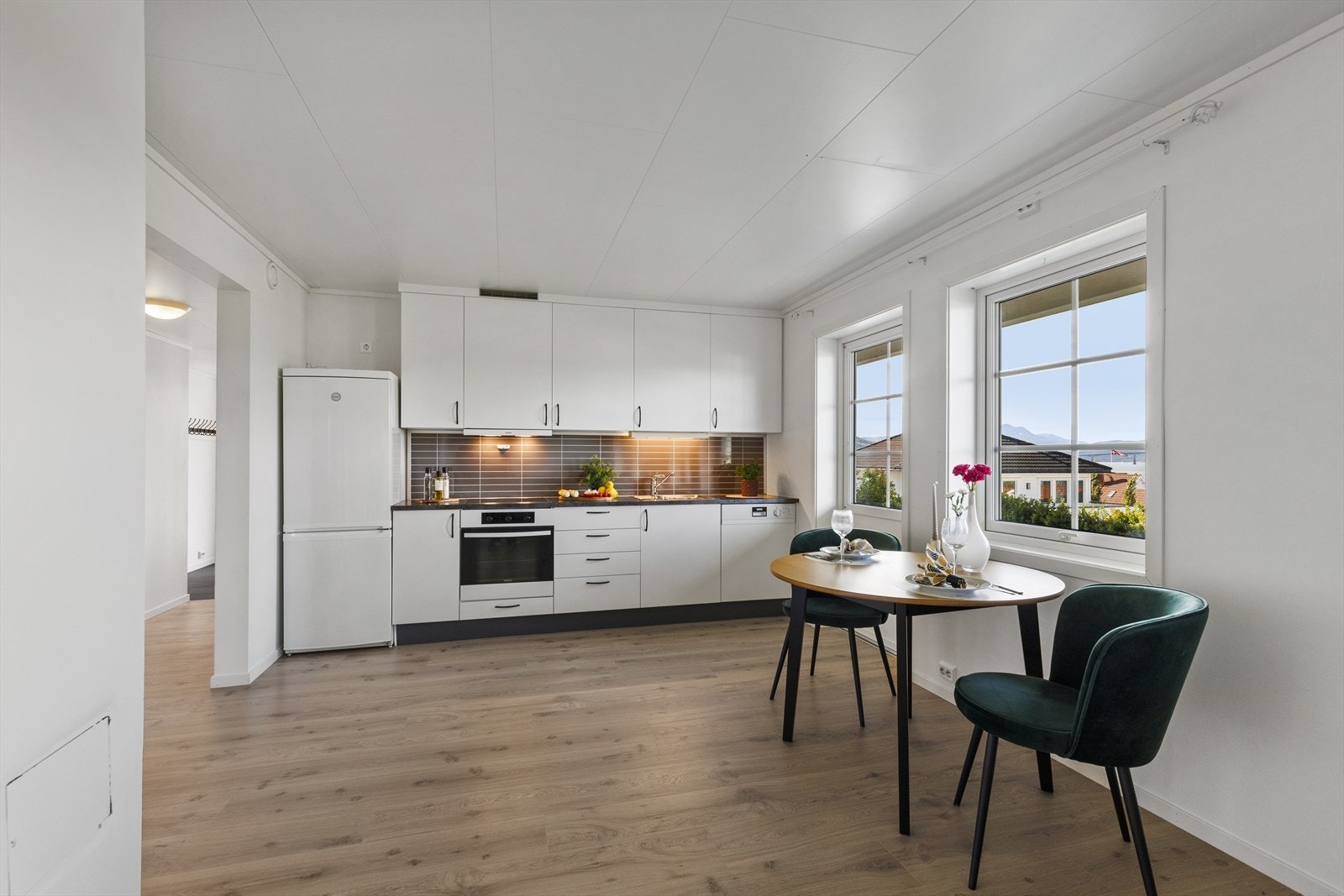 Leilighet: Stue og kjøkken i åpen løsning med utgang til terrasse Galleribilde