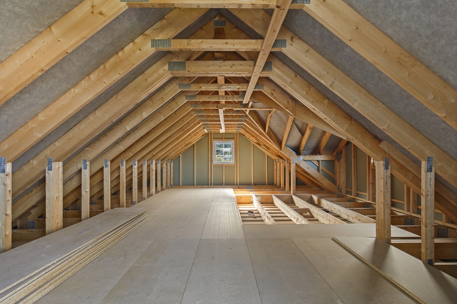 Garasjeloft med egen trapp fra utsiden bak garasjen med god plass til oppbevaring Galleribilde