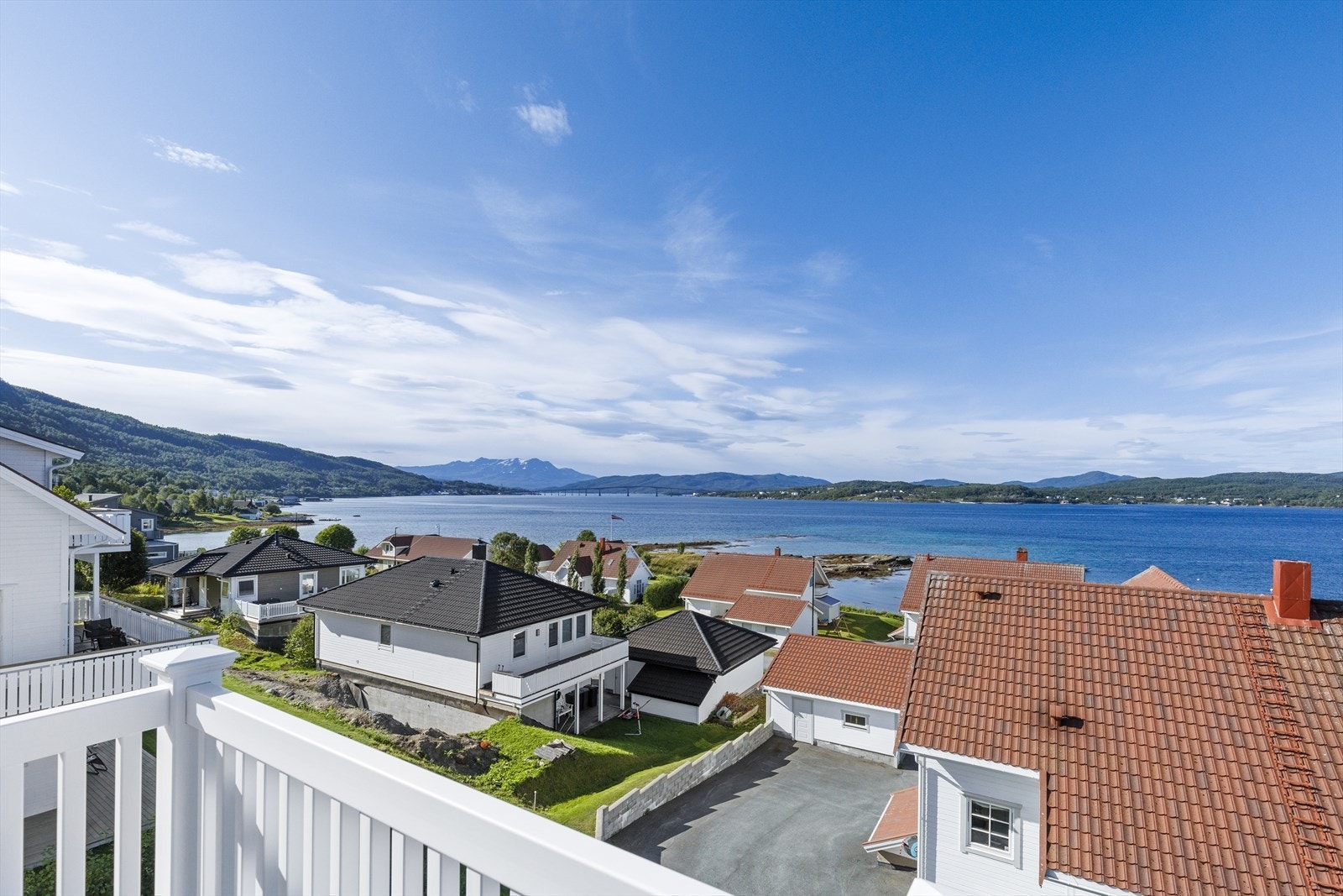 Balkong fra loftstue med panoramautsikt. Galleribilde