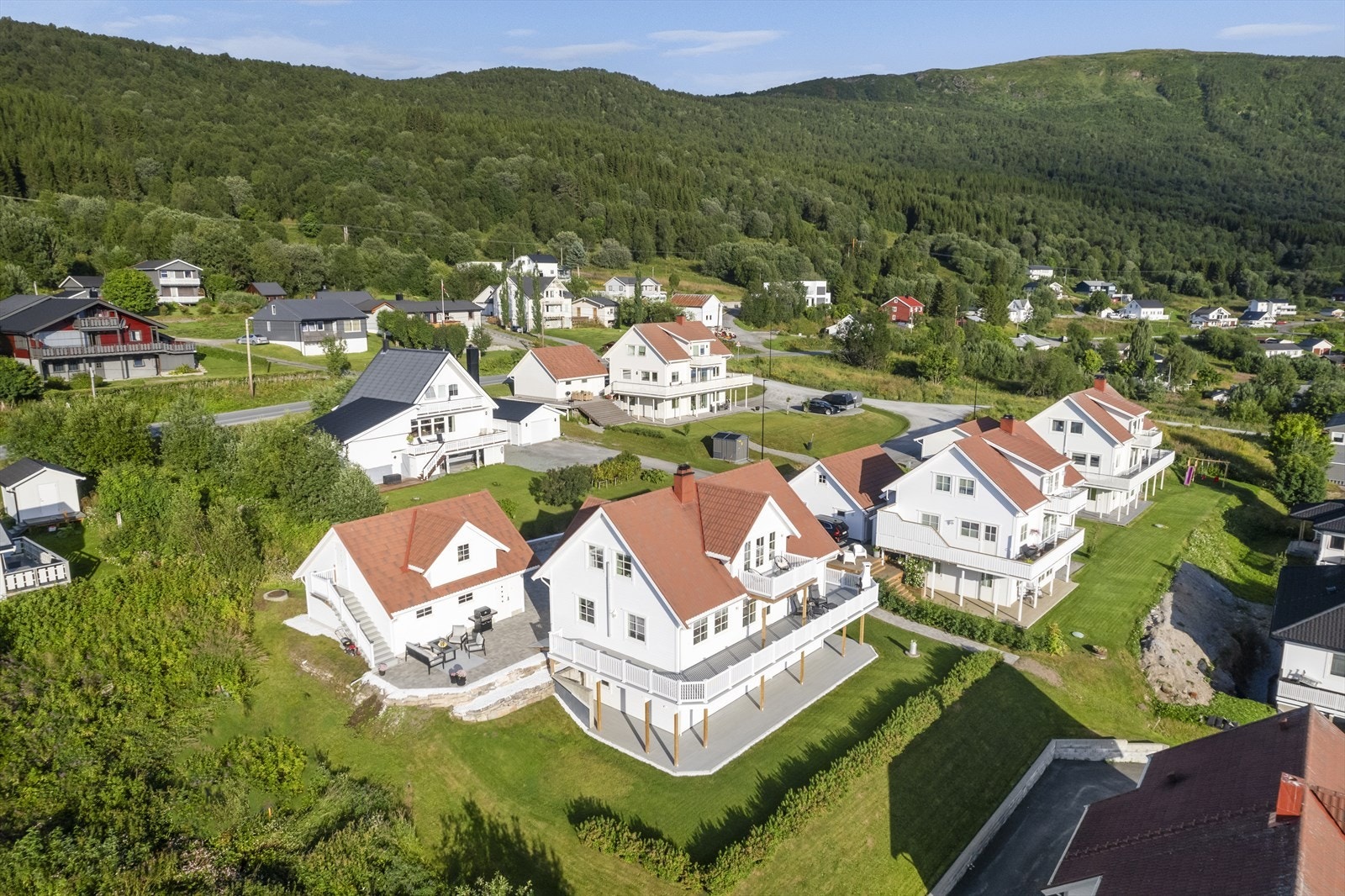 Sør/sørvestvendt med utsikt mot Senja og flotte solforhold. Galleribilde