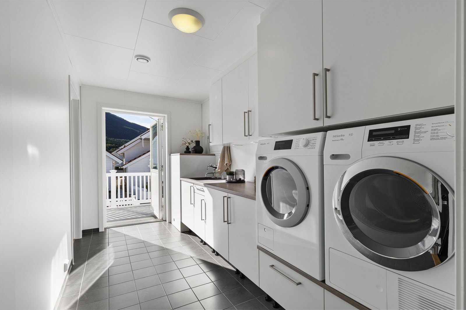 Vaskerom med direkte utgang til veranda og praktisk innredning med benk og skapplass. Galleribilde